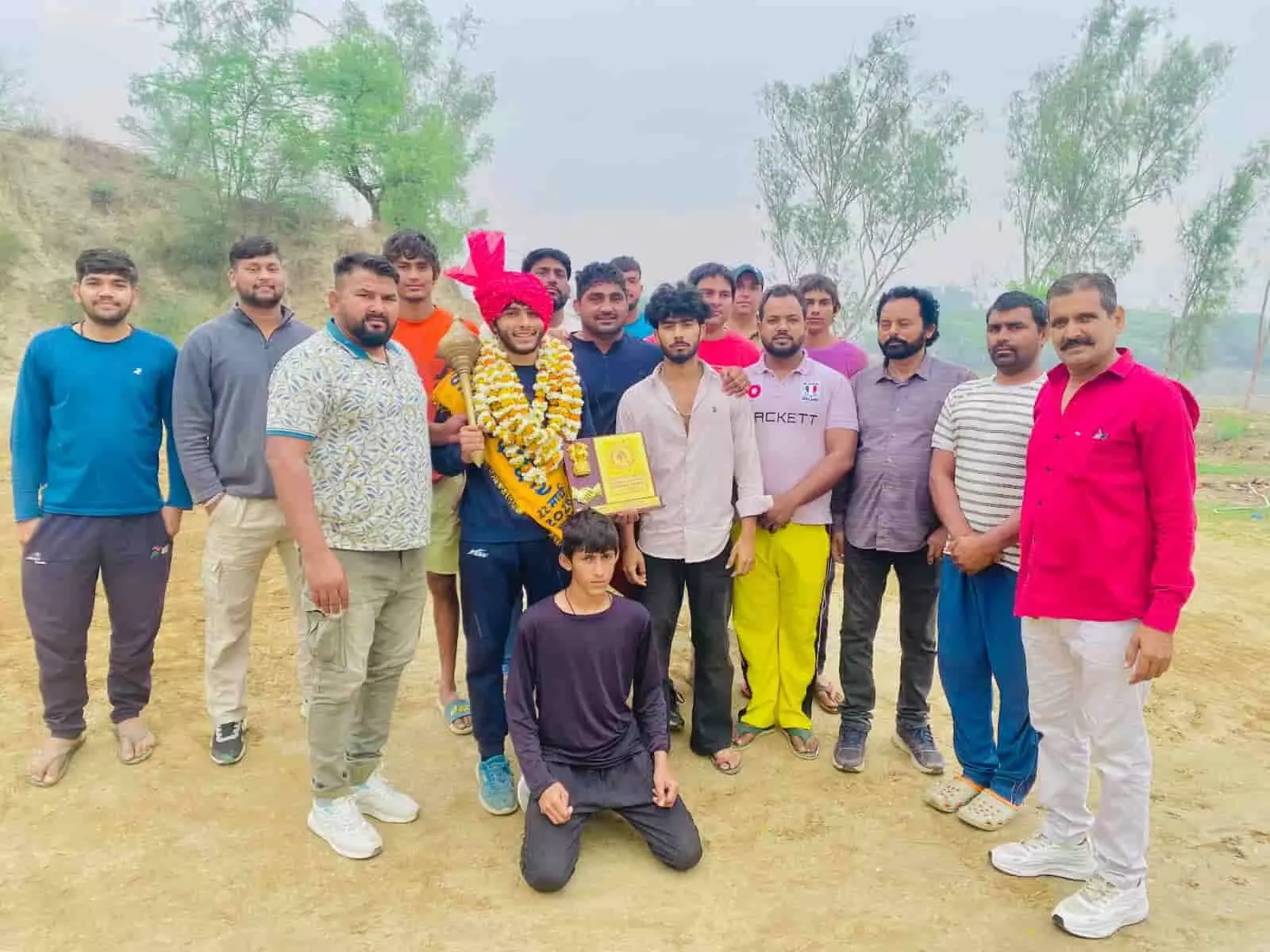 डीग के हनुमान वाटिका अखाड़े में पालिंदर पहलवान के सम्मान समारोह के दौरान मौजूद अन्य स्थानीय पहलवान और ग्रामीण। डीग के हनुमान वाटिका अखाड़े में पालिंदर पहलवान के सम्मान समारोह के दौरान मौजूद अन्य स्थानीय पहलवान और ग्रामीण।