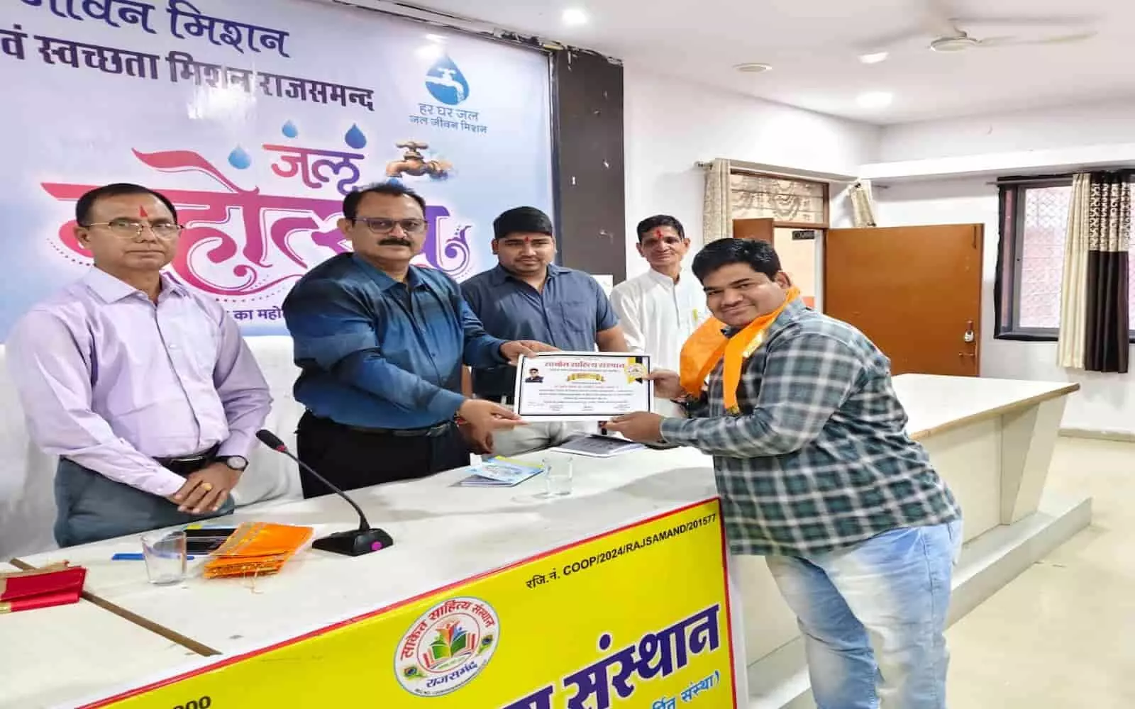 राजसमंद जिला परिषद सभागार में जिला कलेक्टर अरुण कुमार हसीजा शिक्षक मुकेश वैष्णव को सम्मानित करते हुए।