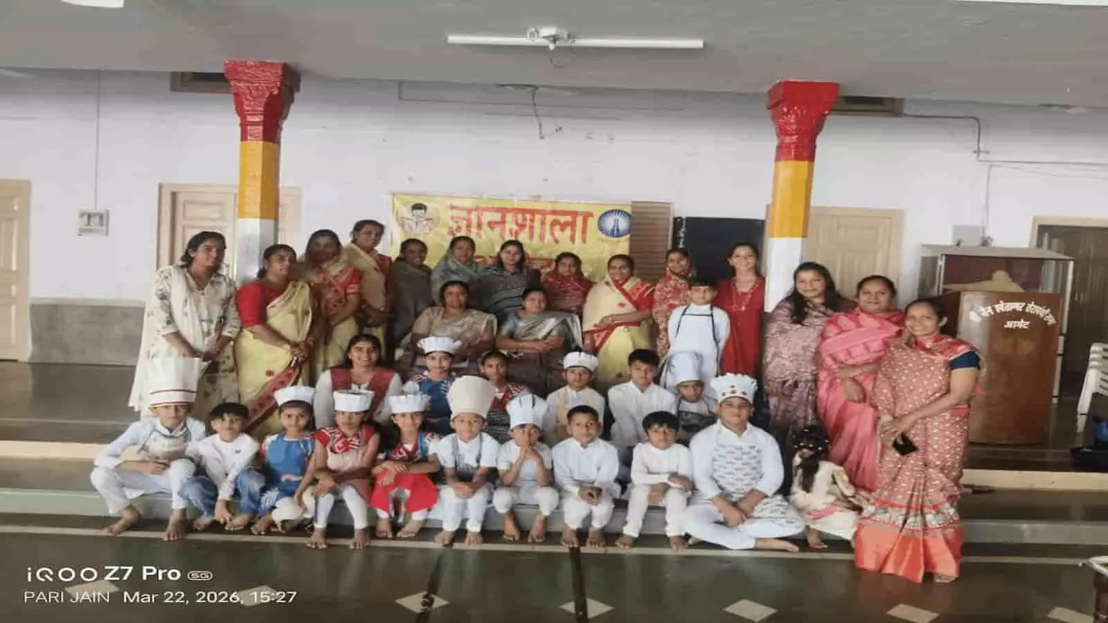 तेरापंथ सभा भवन आमेट में फायरलेस कुकिंग प्रतियोगिता के दौरान व्यंजन प्रदर्शित करते हुए ज्ञानशाला के बच्चे।