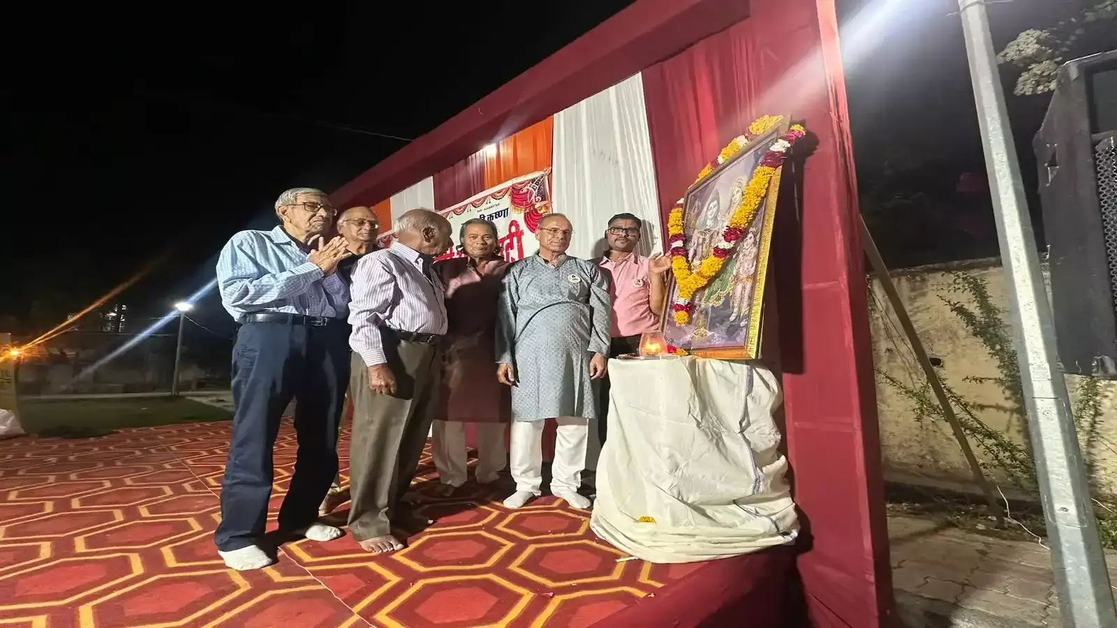 मंच पर वरिष्ठ सदस्य सेक्टर 14 सोसायटी में दीप प्रज्वलन करते हुए समारोह की शुरुआत करते हुए दिख रहे हैं मंच पर वरिष्ठ सदस्य सेक्टर 14 सोसायटी में दीप प्रज्वलन करते हुए समारोह की शुरुआत करते हुए दिख रहे हैं