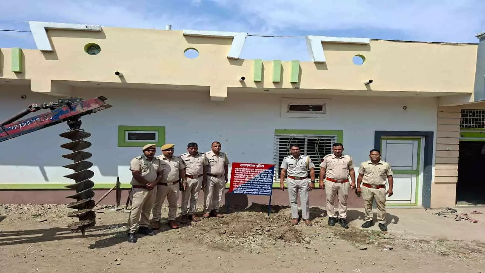 प्रतापगढ़ पुलिस द्वारा तस्करों के घर के बाहर संपत्ति फ्रीज करने का सरकारी नोटिस बोर्ड लगाया जा रहा है। प्रतापगढ़ पुलिस द्वारा तस्करों के घर के बाहर संपत्ति फ्रीज करने का सरकारी नोटिस बोर्ड लगाया जा रहा है।