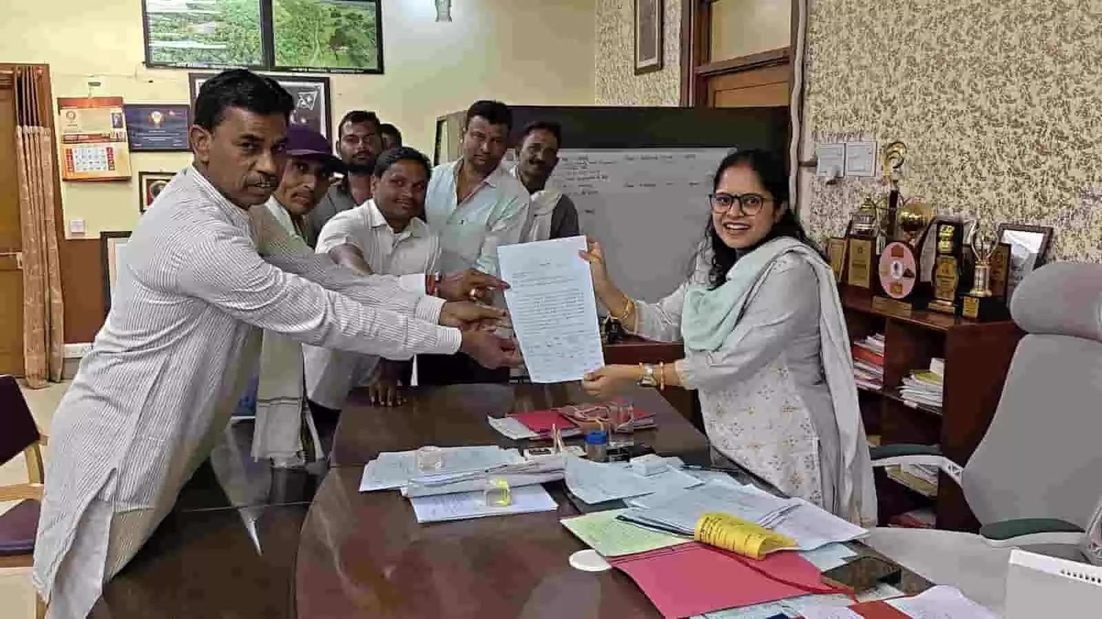 कलेक्ट्रेट कार्यालय के बाहर ज्ञापन देने पहुंचे पीपलखूँट के ग्रामीण और आदिवासी किसान समूह। कलेक्ट्रेट कार्यालय के बाहर ज्ञापन देने पहुंचे पीपलखूँट के ग्रामीण और आदिवासी किसान समूह।