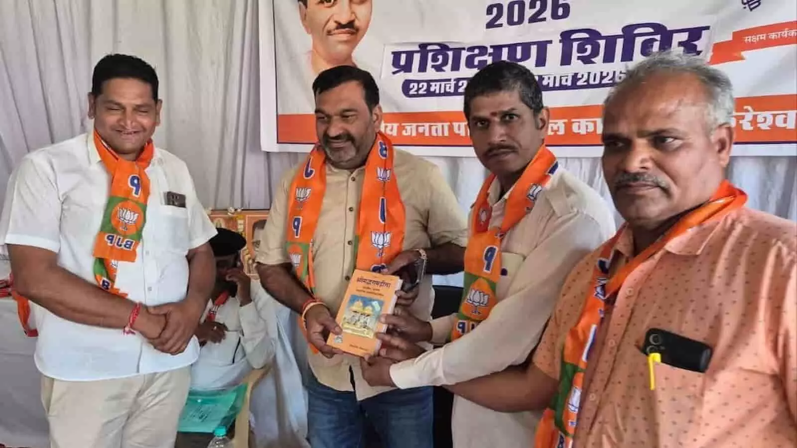 कानोड की पुरोहित वाटिका में आयोजित भाजपा प्रशिक्षण शिविर के दौरान चर्चा करते पार्टी कार्यकर्ता और पदाधिकारी। कानोड की पुरोहित वाटिका में आयोजित भाजपा प्रशिक्षण शिविर के दौरान चर्चा करते पार्टी कार्यकर्ता और पदाधिकारी।