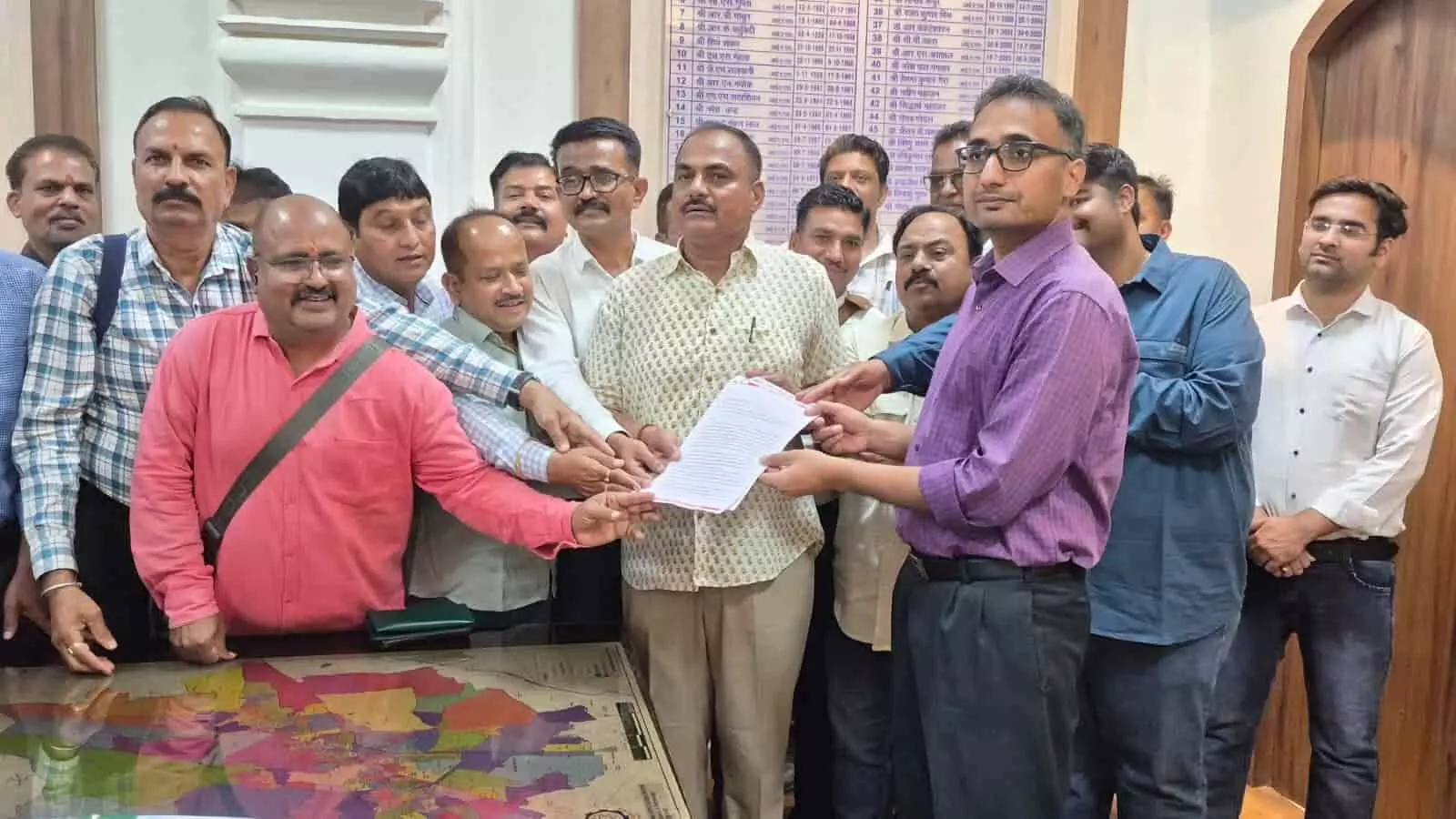 जोधपुर संभागीय आयुक्त कार्यालय में पत्रकार संगठन उपेंद्र सिंह राठौड़ मामले में प्रशासनिक कार्रवाई के विरोध में ज्ञापन देते हुए।