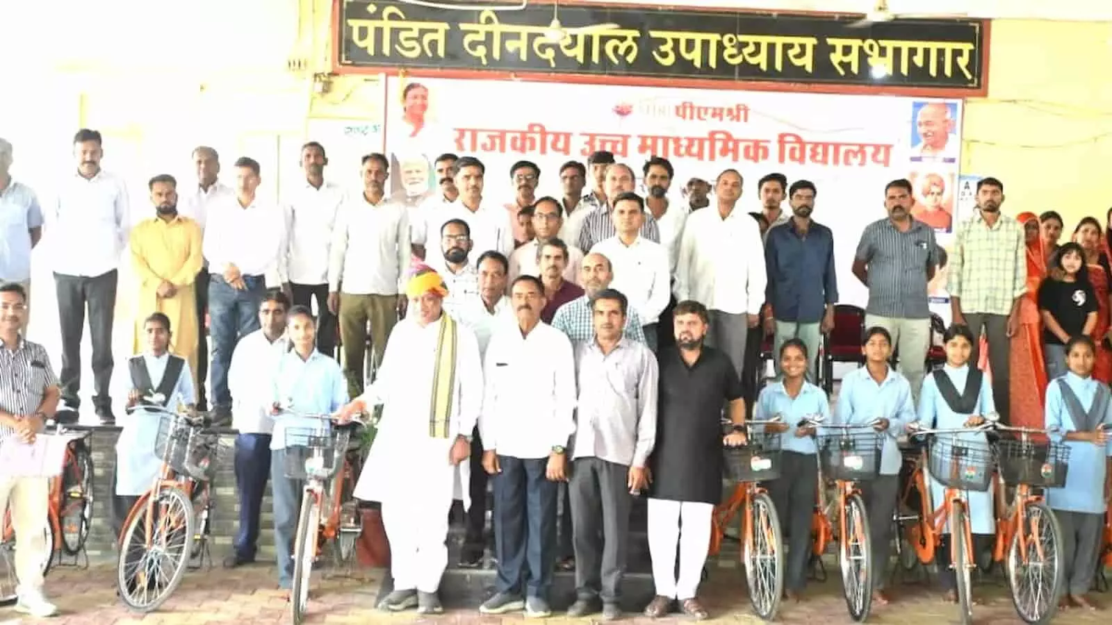 सुमेरपुर के पीएमश्री विद्यालय में कैबिनेट मंत्री जोराराम कुमावत छात्राओं को साइकिल वितरित करते हुए। सुमेरपुर के पीएमश्री विद्यालय में कैबिनेट मंत्री जोराराम कुमावत छात्राओं को साइकिल वितरित करते हुए।
