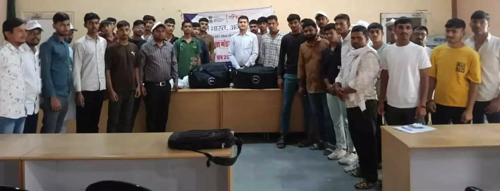 पीसांगन में माय भारत कार्यक्रम के दौरान युवा मंडलों को खेल किट वितरित करते जिला युवा अधिकारी। पीसांगन में माय भारत कार्यक्रम के दौरान युवा मंडलों को खेल किट वितरित करते जिला युवा अधिकारी।