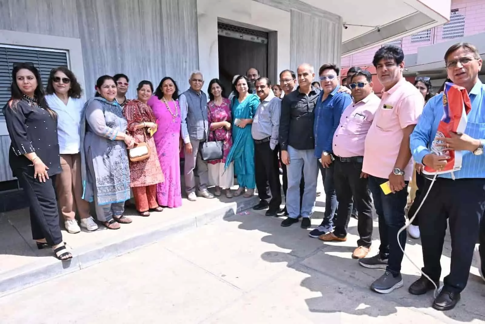 जयपुर के जैम सिनेमा में सिंधी फिल्म की स्क्रीनिंग के दौरान उपस्थित कलाकार और अतिथि। जयपुर के जैम सिनेमा में सिंधी फिल्म की स्क्रीनिंग के दौरान उपस्थित कलाकार और अतिथि।