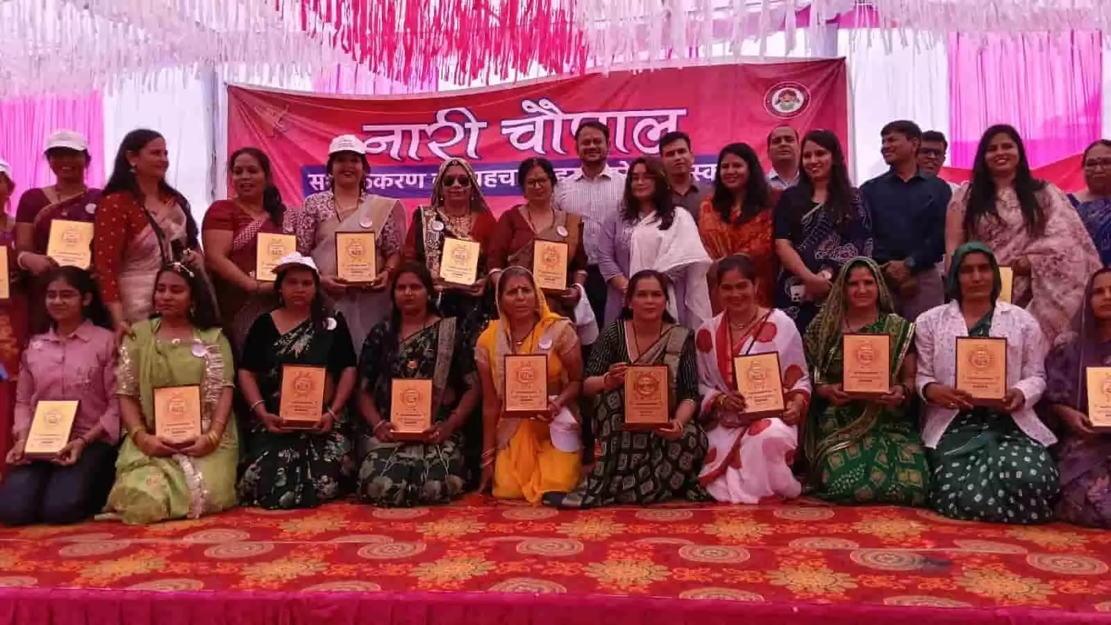 जोबनेर में आयोजित नारी चौपाल कार्यक्रम के दौरान उपस्थित महिलाओं और बालिकाओं का जनसमूह। जोबनेर में आयोजित नारी चौपाल कार्यक्रम के दौरान उपस्थित महिलाओं और बालिकाओं का जनसमूह।