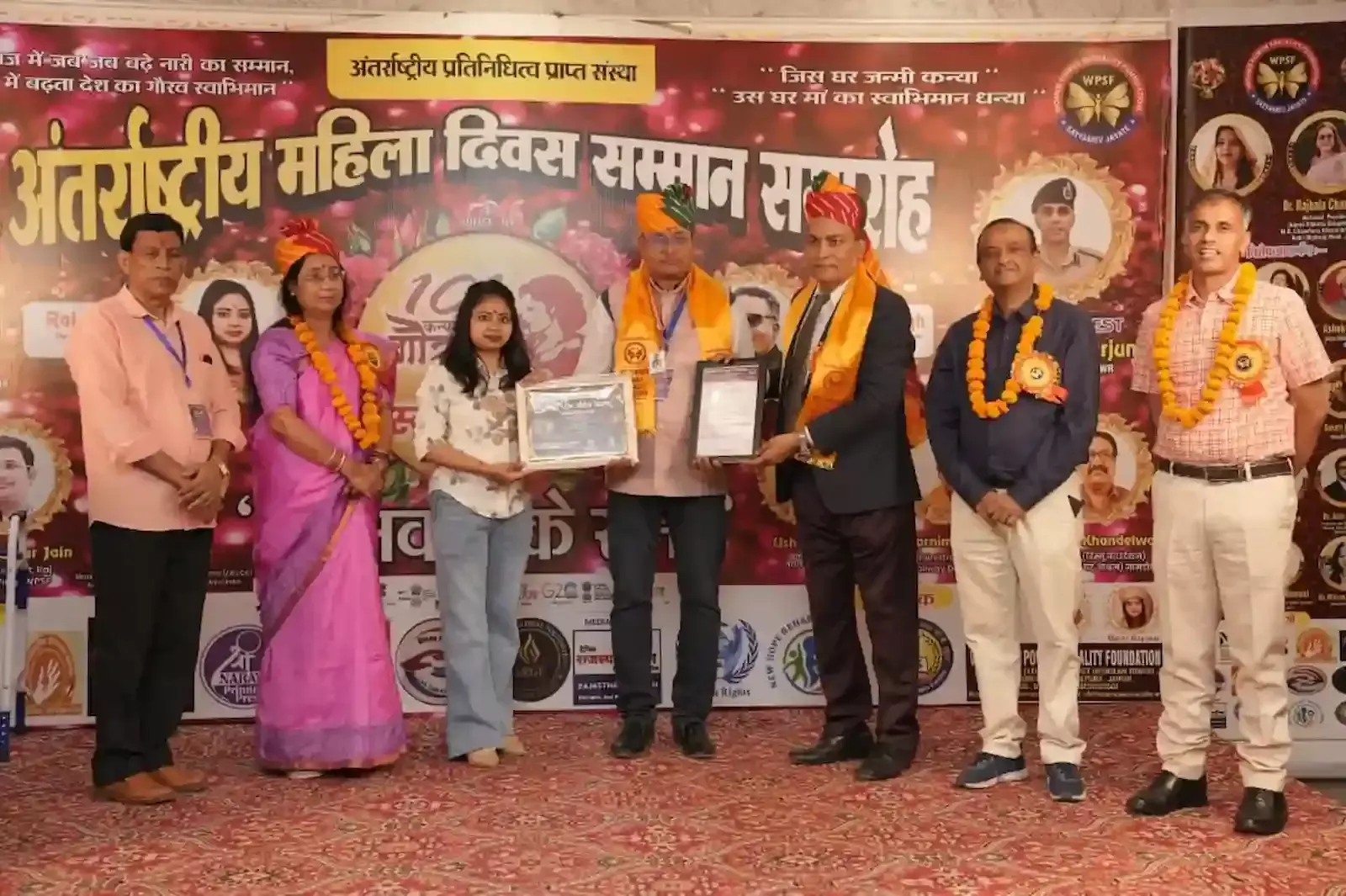 जयपुर के होटल अक्ष इन में आयोजित कार्यक्रम के दौरान मंचासीन अतिथि और समाज सेवी महिलाएं। जयपुर के होटल अक्ष इन में आयोजित कार्यक्रम के दौरान मंचासीन अतिथि और समाज सेवी महिलाएं।