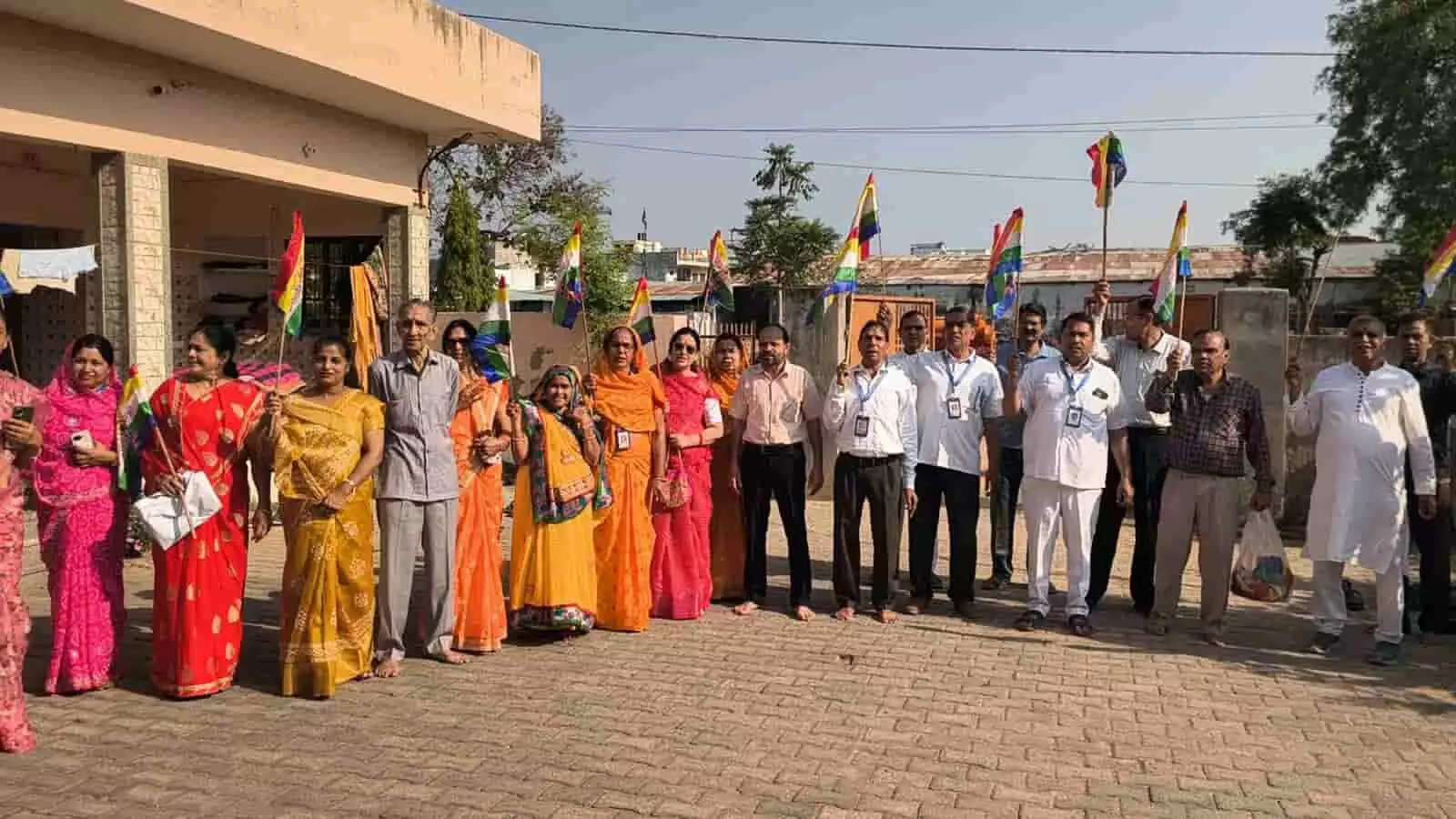 गंगापुर सिटी में दिगंबर जैन सोशल ग्रुप की धर्म यात्रा के दौरान झंडा लेकर चलते हुए श्रद्धालु सदस्य।