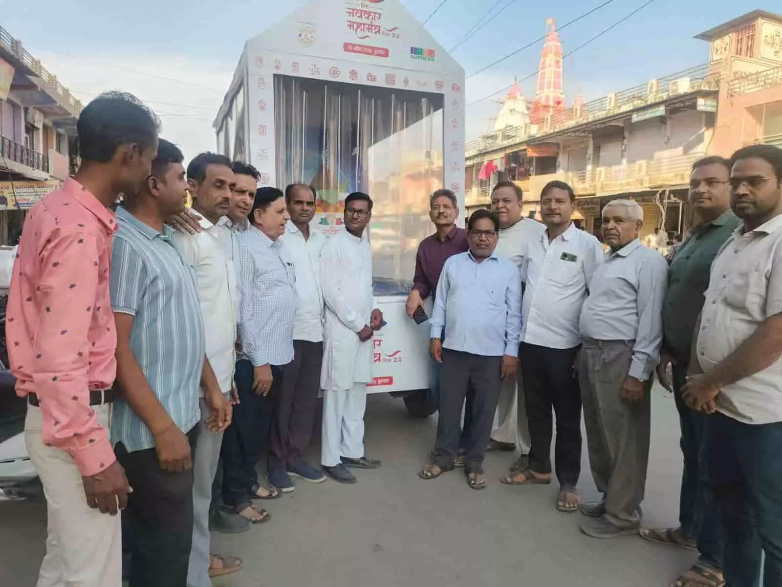 सवाई माधोपुर की सड़कों पर नवकार महामंत्र रथ यात्रा के दौरान जुलूस निकालते जैन समाज के श्रद्धालु। सवाई माधोपुर की सड़कों पर नवकार महामंत्र रथ यात्रा के दौरान जुलूस निकालते जैन समाज के श्रद्धालु।