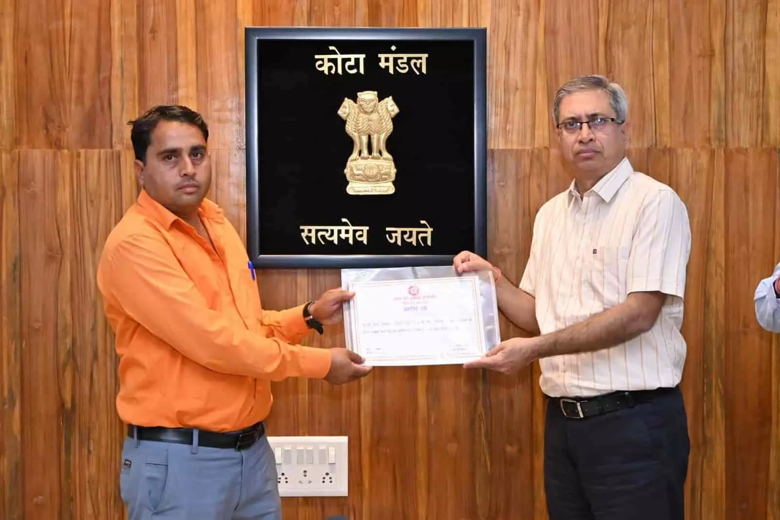 कोटा नागदा रेलखंड पर ट्रैक सुदृढ़ीकरण के लिए नई पटरियों और स्लीपरों को बिछाती अत्याधुनिक रेल मशीन। कोटा नागदा रेलखंड पर ट्रैक सुदृढ़ीकरण के लिए नई पटरियों और स्लीपरों को बिछाती अत्याधुनिक रेल मशीन।