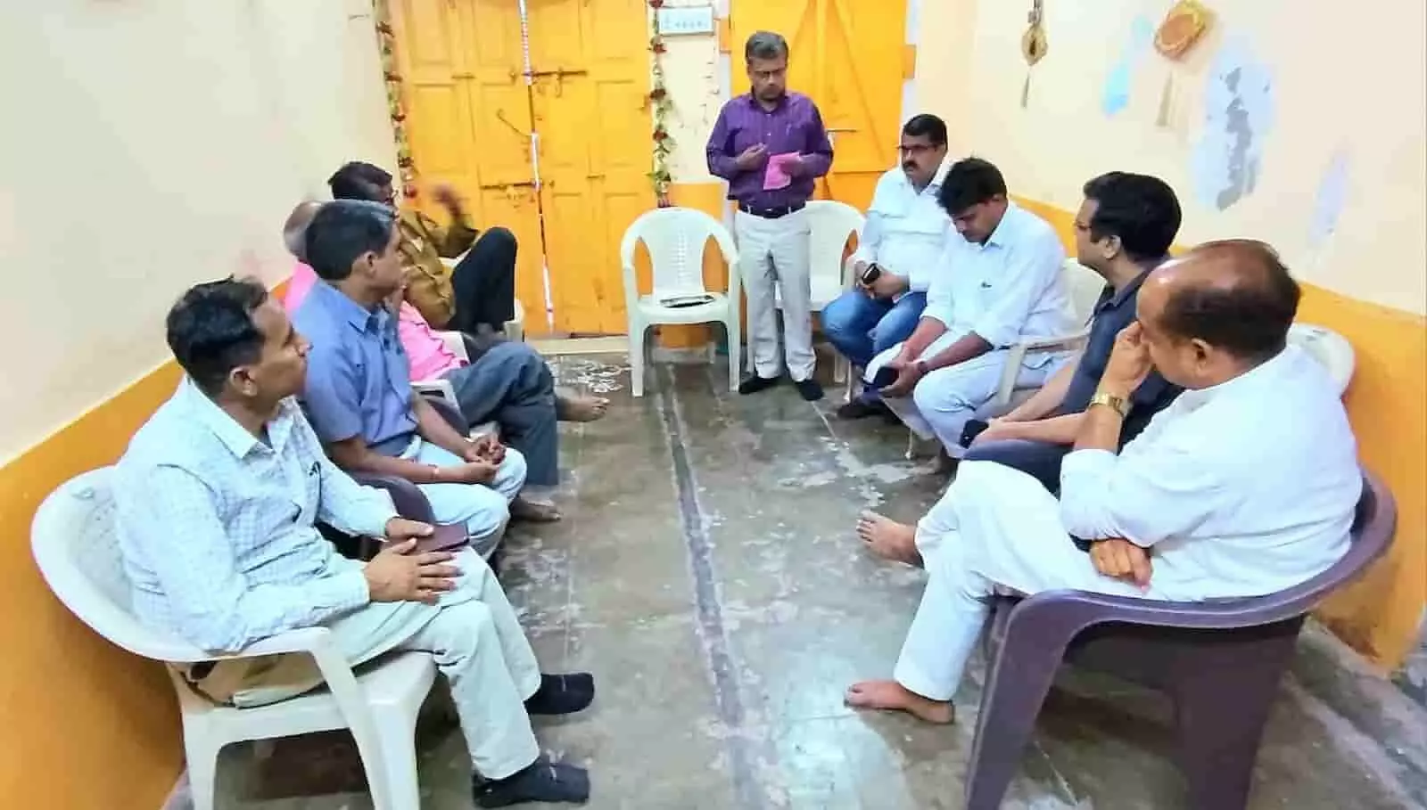 गंगापुर सिटी में अखिल भारतीय साहित्य परिषद की बैठक के दौरान चर्चा करते हुए संगठन के सदस्य और साहित्यकार। गंगापुर सिटी में अखिल भारतीय साहित्य परिषद की बैठक के दौरान चर्चा करते हुए संगठन के सदस्य और साहित्यकार।