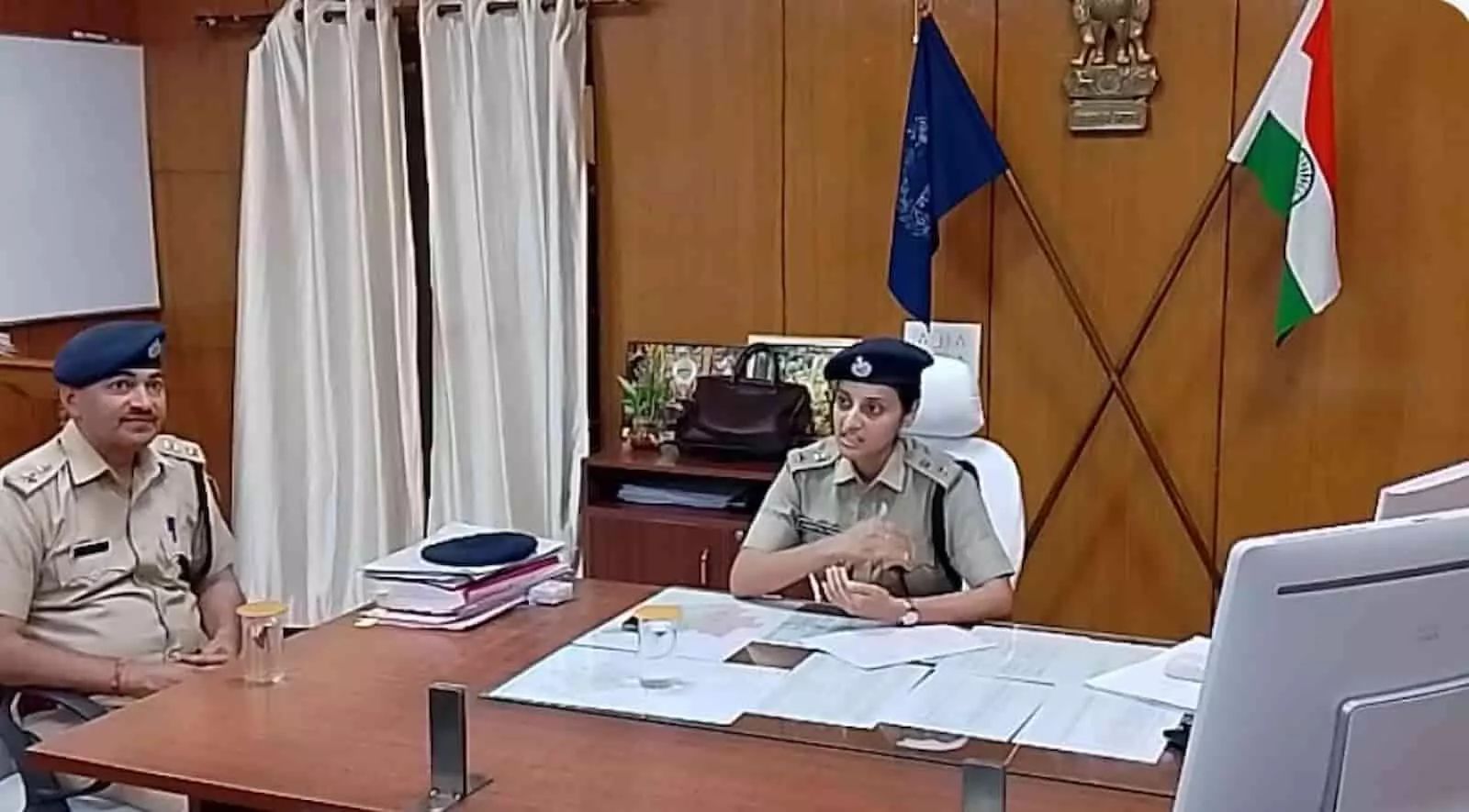 सवाई माधोपुर में प्रेस वार्ता के दौरान पुलिस अधीक्षक ज्येष्ठा मैत्रेयी मीडिया को संबोधित करते हुए। सवाई माधोपुर में प्रेस वार्ता के दौरान पुलिस अधीक्षक ज्येष्ठा मैत्रेयी मीडिया को संबोधित करते हुए।