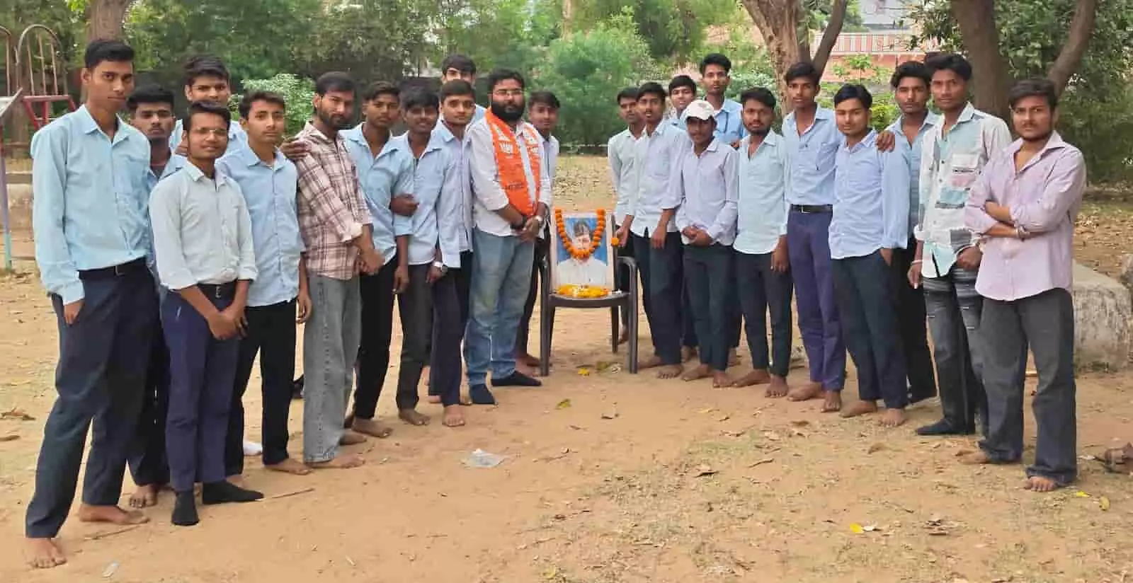 भगत सिंह पार्क गंगापुर सिटी में शहीदों को पुष्पांजलि अर्पित करते भाजपा युवा मोर्चा कार्यकर्ता। भगत सिंह पार्क गंगापुर सिटी में शहीदों को पुष्पांजलि अर्पित करते भाजपा युवा मोर्चा कार्यकर्ता।