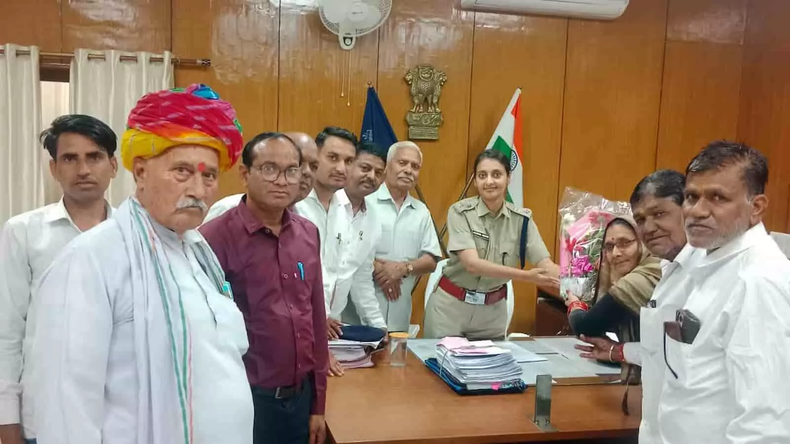 सवाई माधोपुर में नए पुलिस अधीक्षक कार्यालय में एसपी जेष्ठ मैत्री को ज्ञापन सौंपते कांग्रेस नेता और कार्यकर्ता। सवाई माधोपुर में नए पुलिस अधीक्षक कार्यालय में एसपी जेष्ठ मैत्री को ज्ञापन सौंपते कांग्रेस नेता और कार्यकर्ता।