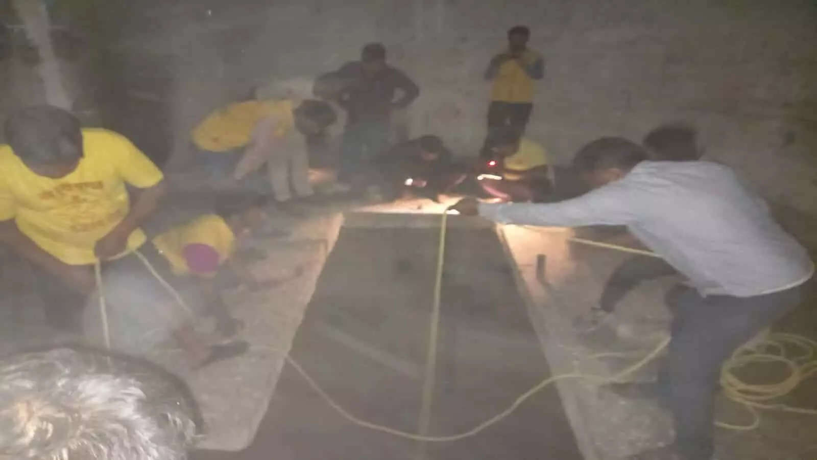 चित्तौड़गढ़ के चंदेरिया में कुएं से युवक का शव बाहर निकालती सिविल डिफेंस और पुलिस की टीम। चित्तौड़गढ़ के चंदेरिया में कुएं से युवक का शव बाहर निकालती सिविल डिफेंस और पुलिस की टीम।