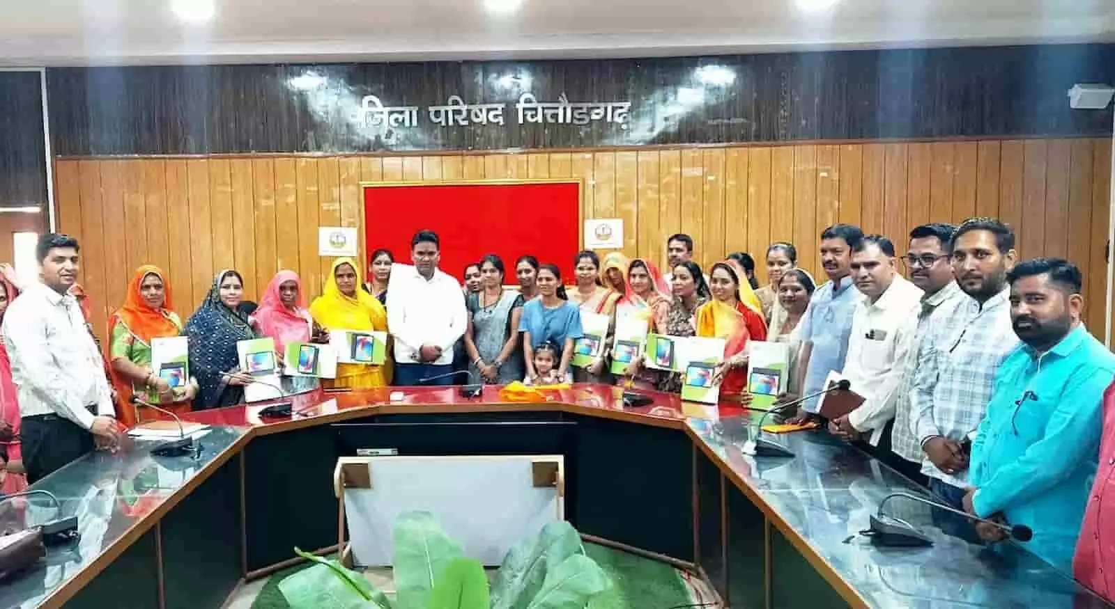 चित्तौड़गढ़ में विधायक चंद्रभान सिंह आक्या राजीविका की महिला सदस्यों को डिजिटल टेबलेट वितरित करते हुए। चित्तौड़गढ़ में विधायक चंद्रभान सिंह आक्या राजीविका की महिला सदस्यों को डिजिटल टेबलेट वितरित करते हुए।