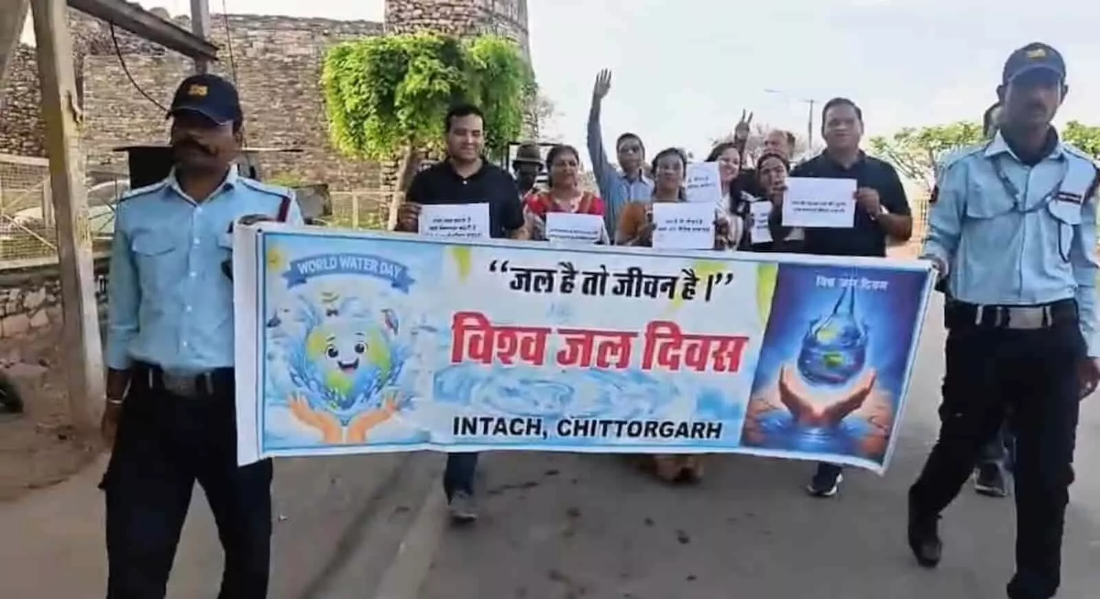 चित्तौड़गढ़ दुर्ग में जल संरक्षण और लैंगिक समानता जागरूकता पदयात्रा में शामिल महिला प्रतिभागी। चित्तौड़गढ़ दुर्ग में जल संरक्षण और लैंगिक समानता जागरूकता पदयात्रा में शामिल महिला प्रतिभागी।