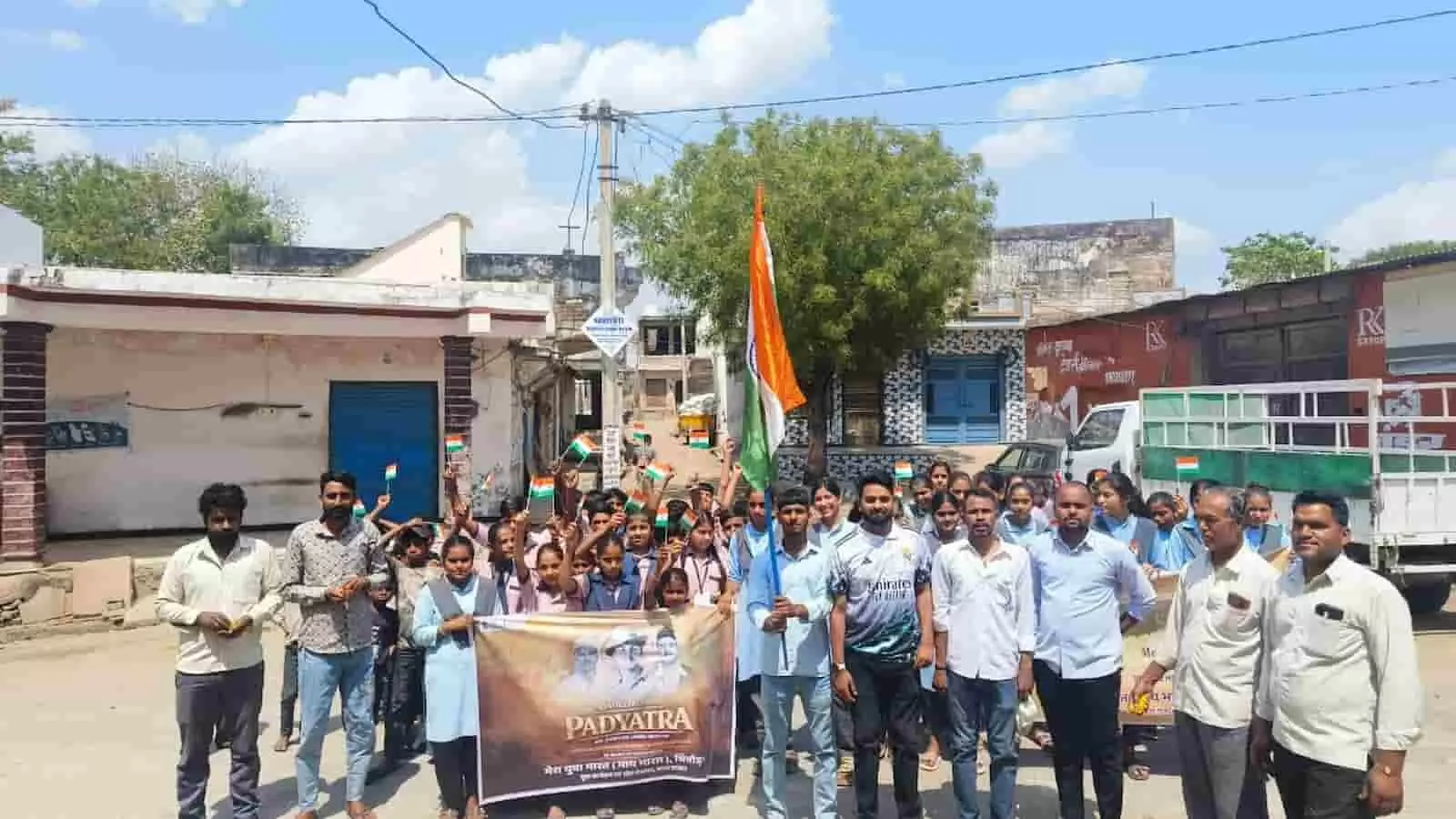 सोनियाणा गांव की सड़कों पर पदयात्रा निकालते युवा और हाथ में बैनर लिए स्वयंसेवक। सोनियाणा गांव की सड़कों पर पदयात्रा निकालते युवा और हाथ में बैनर लिए स्वयंसेवक।