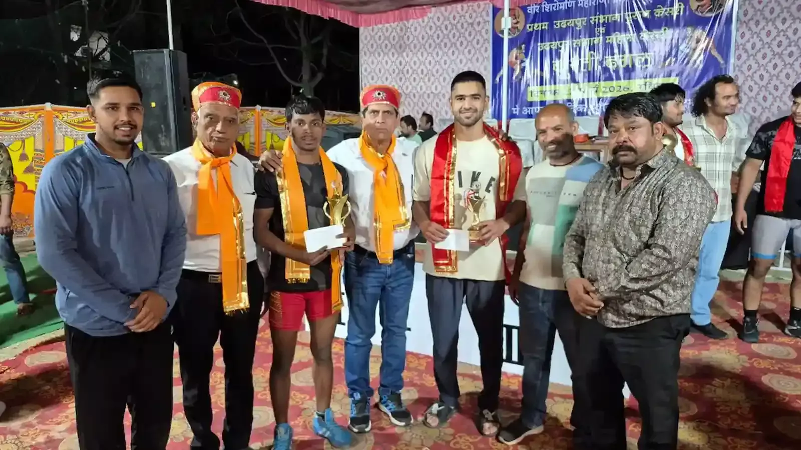 उदयपुर कुश्ती दंगल में पदक जीतने वाले पहलवान चित्तौड़गढ़ के बालाजी संस्थान के सदस्यों के साथ खड़े हैं। उदयपुर कुश्ती दंगल में पदक जीतने वाले पहलवान चित्तौड़गढ़ के बालाजी संस्थान के सदस्यों के साथ खड़े हैं।