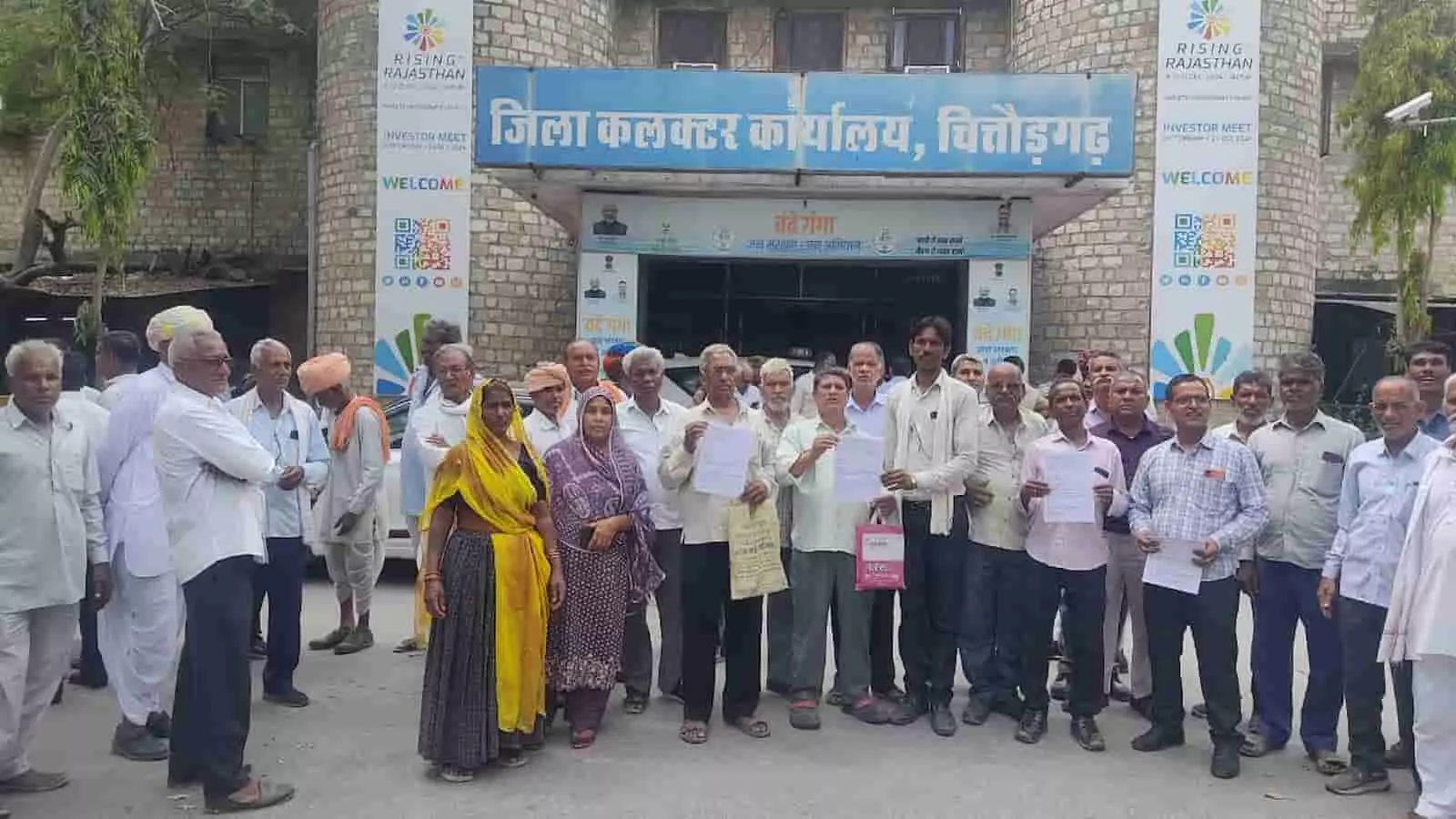 चित्तौड़गढ़ में विभिन्न योजनाओं के ठगी पीड़ित सांसद कार्यालय के बाहर नारेबाजी और प्रदर्शन करते हुए। चित्तौड़गढ़ में विभिन्न योजनाओं के ठगी पीड़ित सांसद कार्यालय के बाहर नारेबाजी और प्रदर्शन करते हुए।
