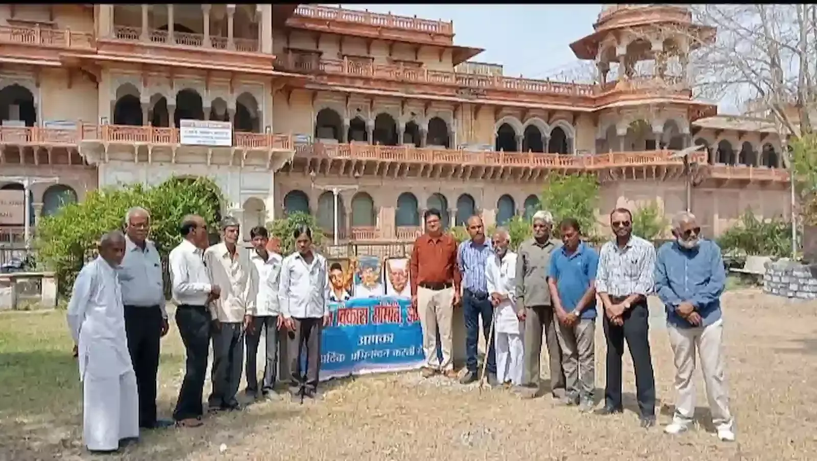 झालावाड़ के गढ़ परिसर में पर्यटन विकास समिति के सदस्य शहीद भगत सिंह सुखदेव और राजगुरू की तस्वीर पर पुष्प अर्पित कर रहे हैं। झालावाड़ के गढ़ परिसर में पर्यटन विकास समिति के सदस्य शहीद भगत सिंह सुखदेव और राजगुरू की तस्वीर पर पुष्प अर्पित कर रहे हैं।
