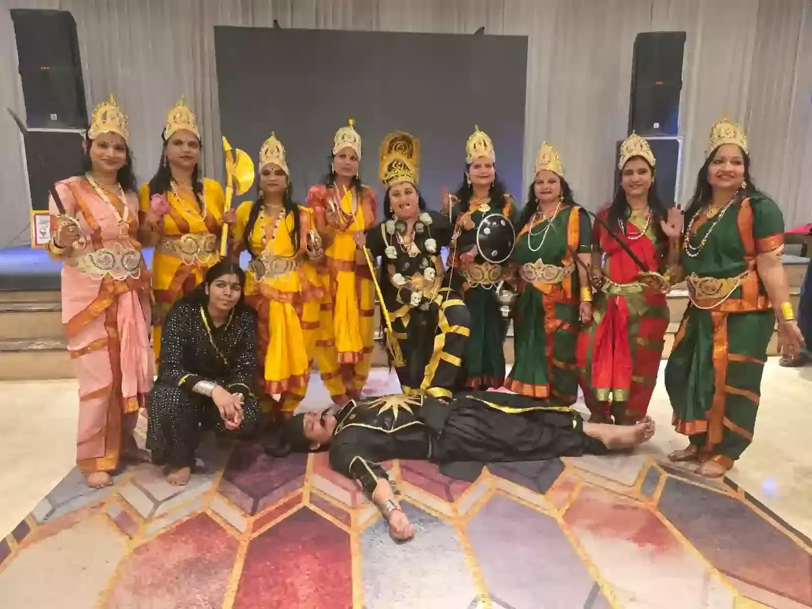 कोटा के मेनाल रिसोर्ट में अग्रवाल फ्रेंड्स क्लब की महिलाएं पारंपरिक वेशभूषा में गणगौर और हिंदू नववर्ष उत्सव मनाती हुईं। कोटा के मेनाल रिसोर्ट में अग्रवाल फ्रेंड्स क्लब की महिलाएं पारंपरिक वेशभूषा में गणगौर और हिंदू नववर्ष उत्सव मनाती हुईं।