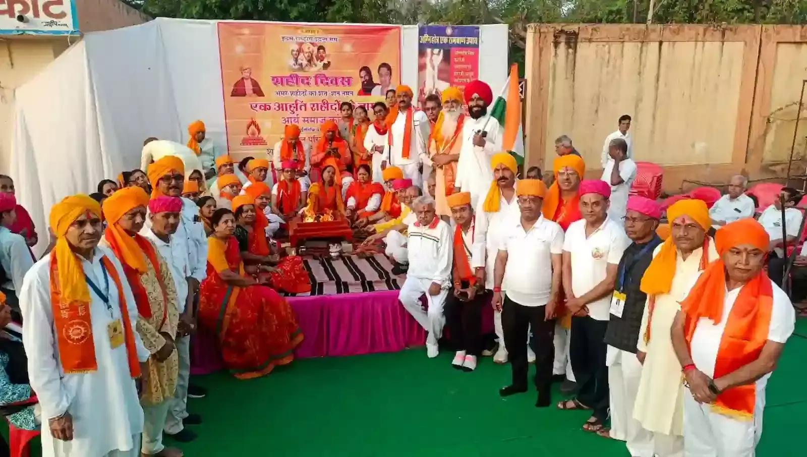 कोटा के श्रीनाथपुरम स्टेडियम में शहीद दिवस पर आयोजित यज्ञ में आहुति देते श्रद्धालु और जनप्रतिनिधि। कोटा के श्रीनाथपुरम स्टेडियम में शहीद दिवस पर आयोजित यज्ञ में आहुति देते श्रद्धालु और जनप्रतिनिधि।
