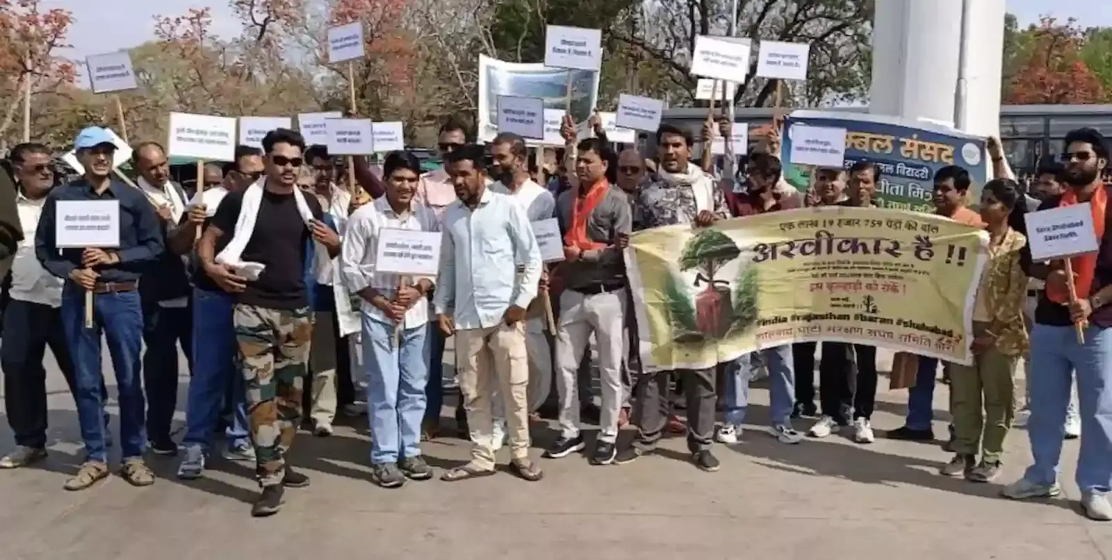 बारां में शाहबाद जंगल बचाने के लिए जनजागृति विरासत यात्रा निकालते हुए सैकड़ों आंदोलनकारी और स्थानीय नागरिक। बारां में शाहबाद जंगल बचाने के लिए जनजागृति विरासत यात्रा निकालते हुए सैकड़ों आंदोलनकारी और स्थानीय नागरिक।