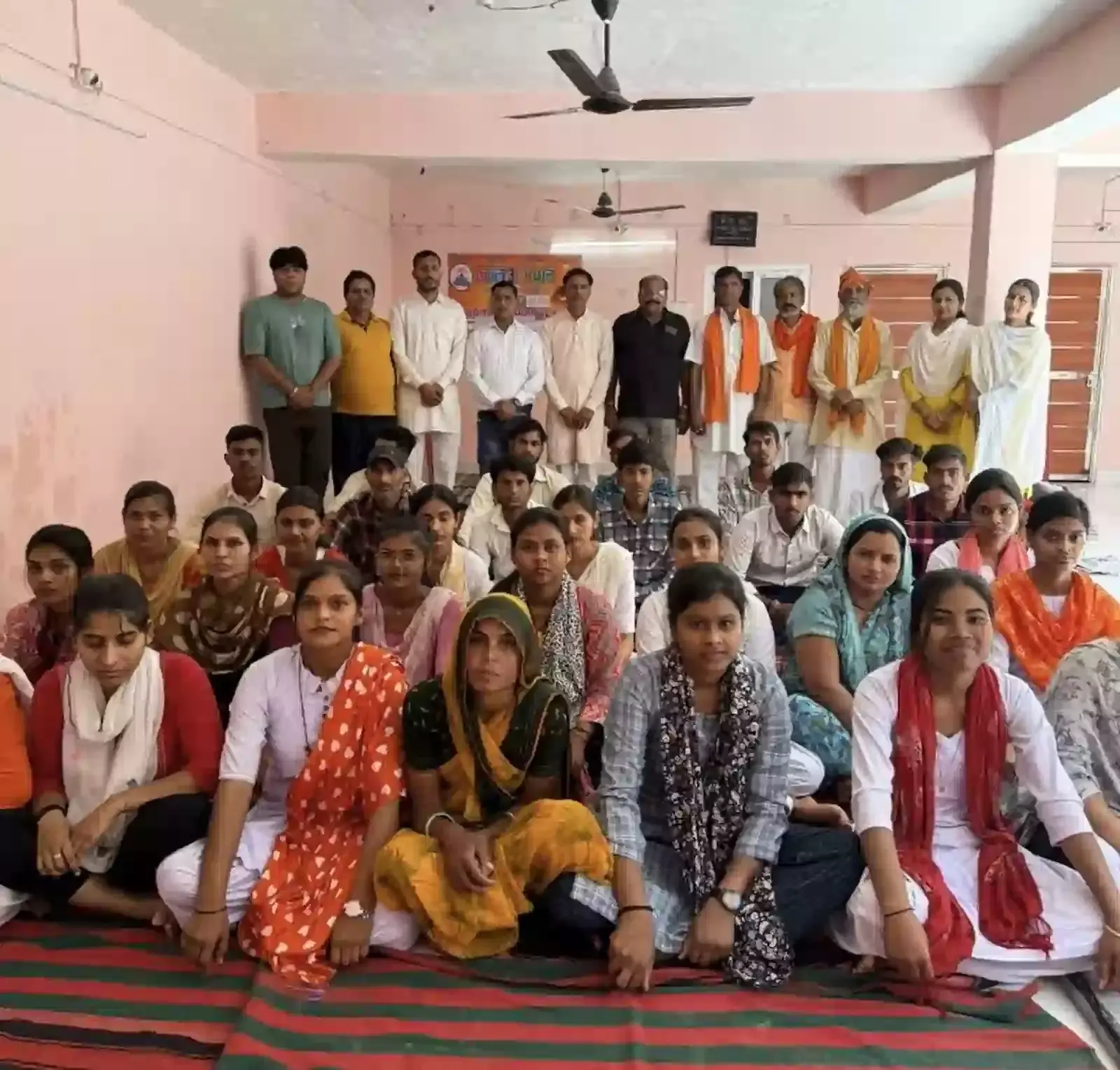 बारां के अटरू में एकल अभियान के आचार्य अभ्यास वर्ग में दीप प्रज्वलन करते अतिथि और कार्यकर्ता। बारां के अटरू में एकल अभियान के आचार्य अभ्यास वर्ग में दीप प्रज्वलन करते अतिथि और कार्यकर्ता।