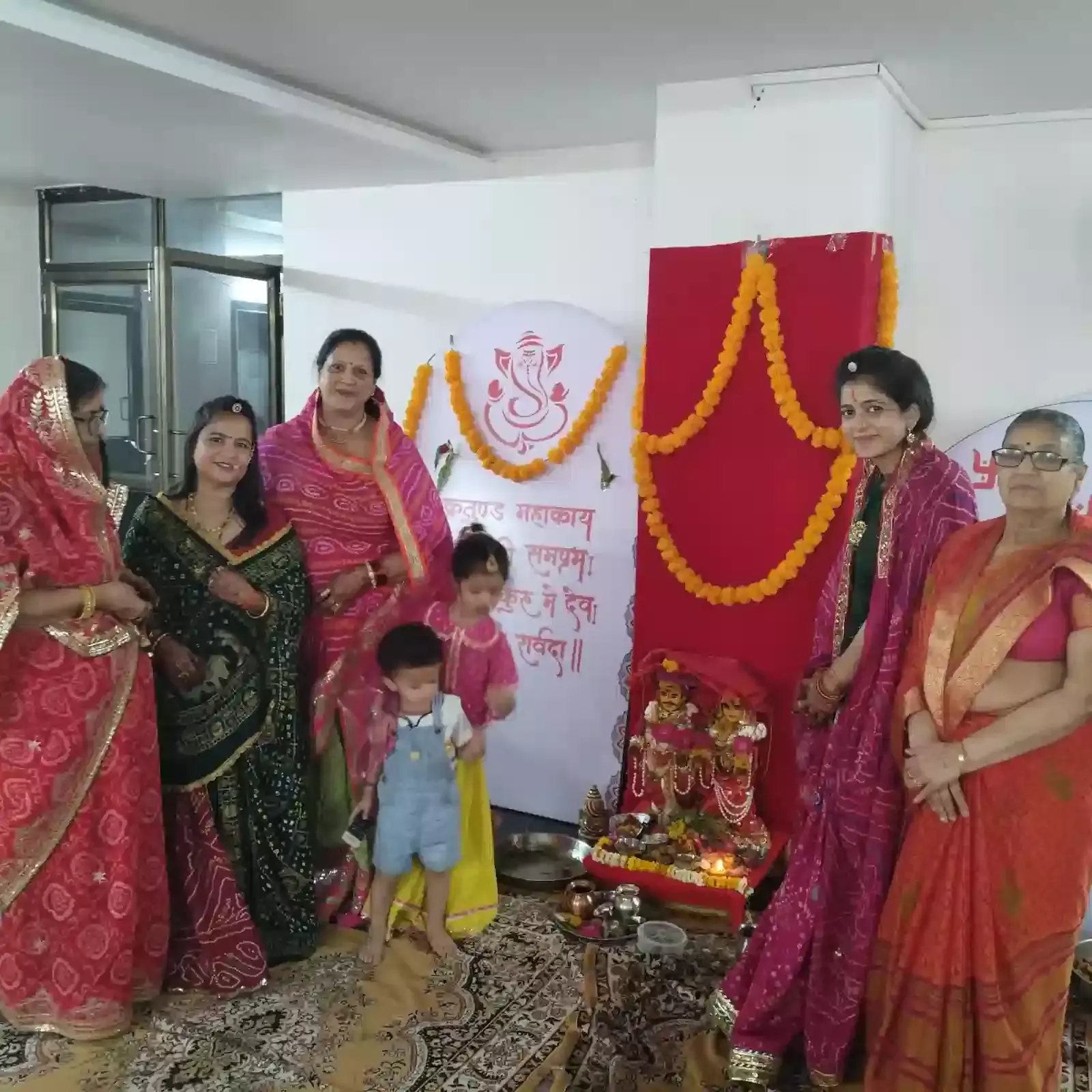 कांचीपुरम सोसायटी भीलवाड़ा में गणगौर की सवारी निकालती पारंपरिक वेशभूषा में सजी महिलाएं। कांचीपुरम सोसायटी भीलवाड़ा में गणगौर की सवारी निकालती पारंपरिक वेशभूषा में सजी महिलाएं।