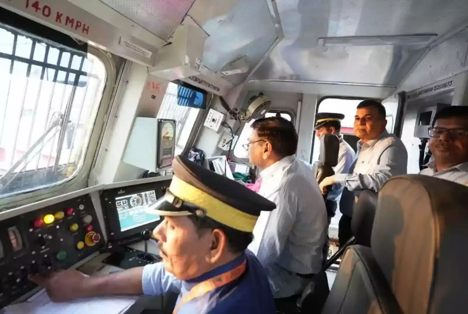 प्रयागराज और कानपुर के बीच रेल पटरी पर लगी स्वदेशी कवच प्रणाली की टीएएसएस यूनिट का दृश्य। प्रयागराज और कानपुर के बीच रेल पटरी पर लगी स्वदेशी कवच प्रणाली की टीएएसएस यूनिट का दृश्य।