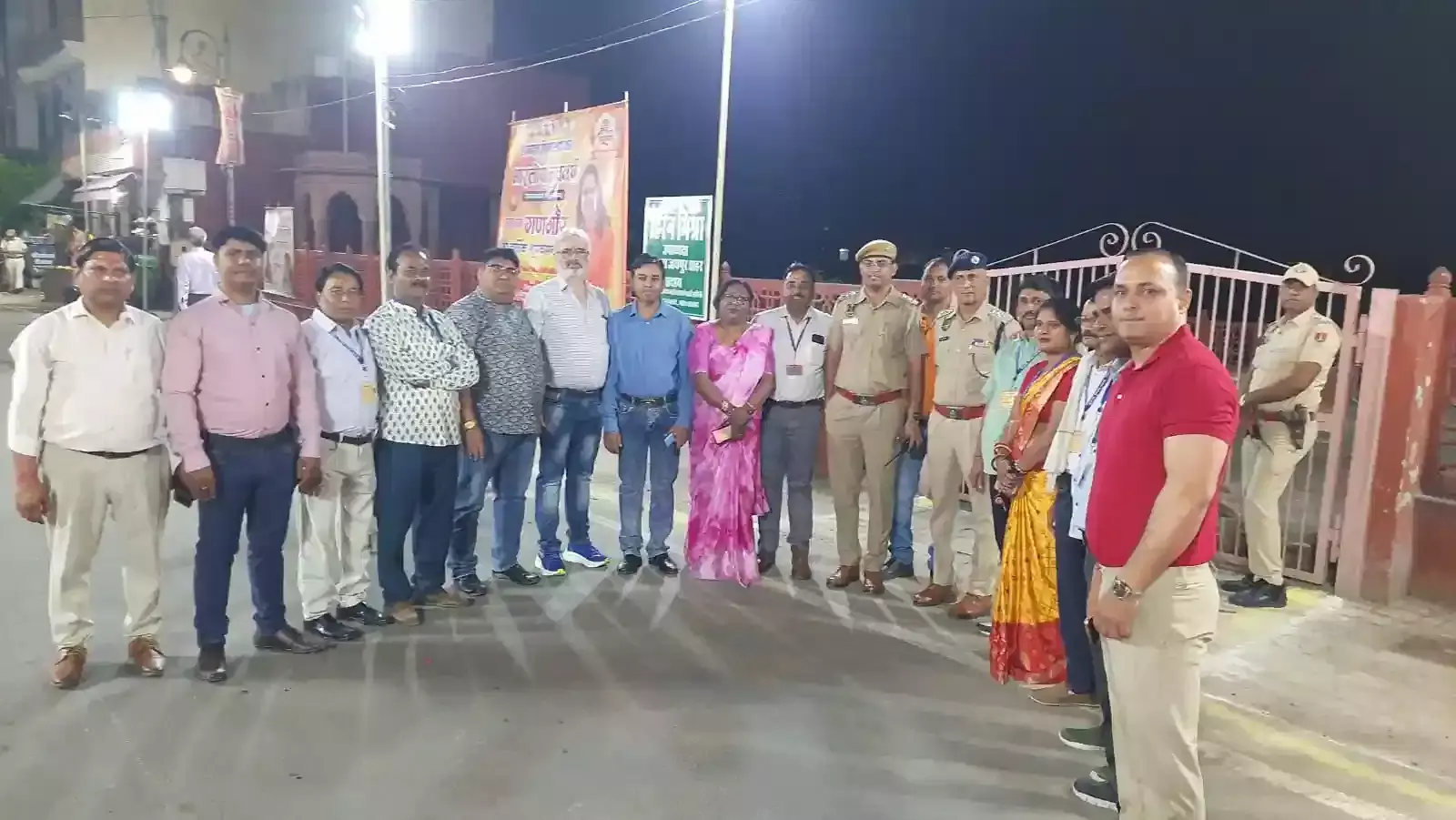 जयपुर सिटी पैलेस में बूढ़ी गणगौर माता की शाही सवारी के दौरान दर्शन करते हजारों श्रद्धालु और सुरक्षा व्यवस्था। जयपुर सिटी पैलेस में बूढ़ी गणगौर माता की शाही सवारी के दौरान दर्शन करते हजारों श्रद्धालु और सुरक्षा व्यवस्था।