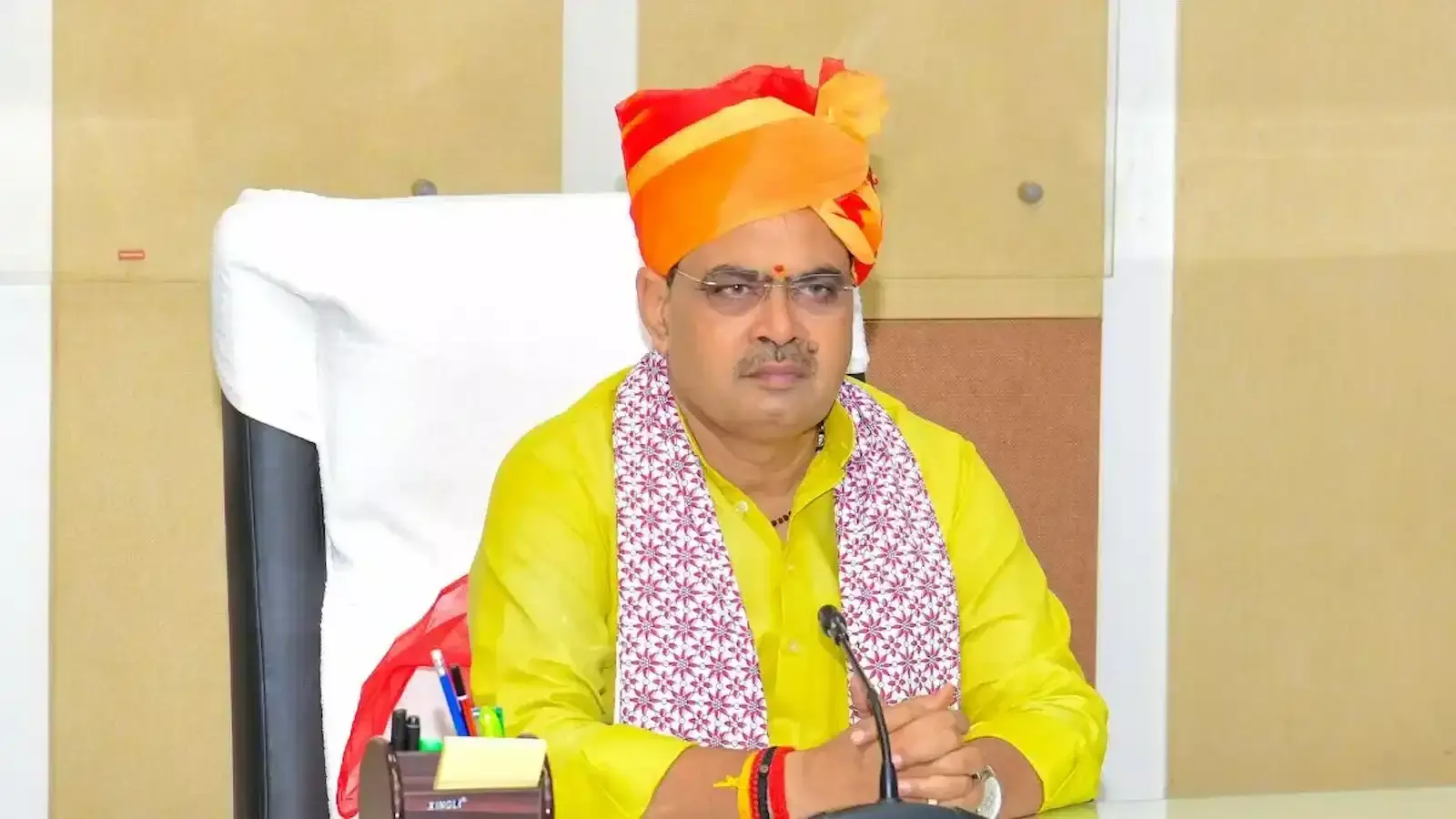 जोबनेर के ज्वाला माता मंदिर में दर्शन करते मुख्यमंत्री भजनलाल शर्मा और साथ में मौजूद पुजारी। जोबनेर के ज्वाला माता मंदिर में दर्शन करते मुख्यमंत्री भजनलाल शर्मा और साथ में मौजूद पुजारी।
