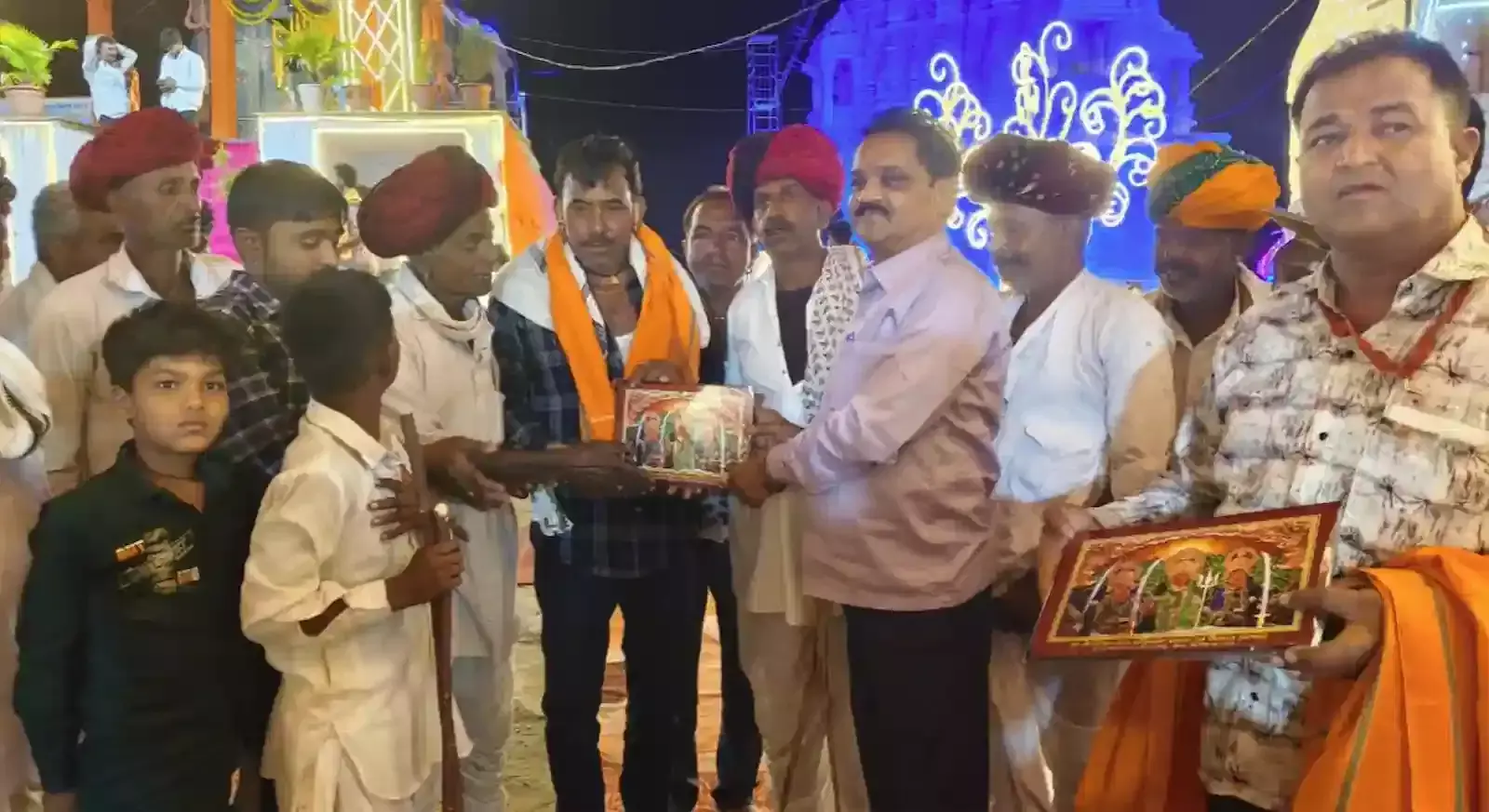 श्री जोगणिया माता मंदिर परिसर में पारंपरिक वेशभूषा पहने ग्रामीण पुरुष ढोल की थाप पर गेर नृत्य कर रहे हैं। श्री जोगणिया माता मंदिर परिसर में पारंपरिक वेशभूषा पहने ग्रामीण पुरुष ढोल की थाप पर गेर नृत्य कर रहे हैं।