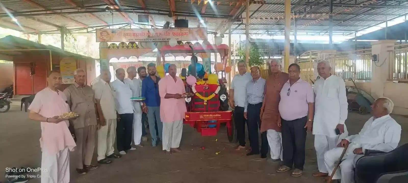 श्री कृष्णा महावीर गौशाला फतहनगर में नवीन ट्रैक्टर का पूजन करते समाजसेवी और अन्य लोग श्री कृष्णा महावीर गौशाला फतहनगर में नवीन ट्रैक्टर का पूजन करते समाजसेवी और अन्य लोग