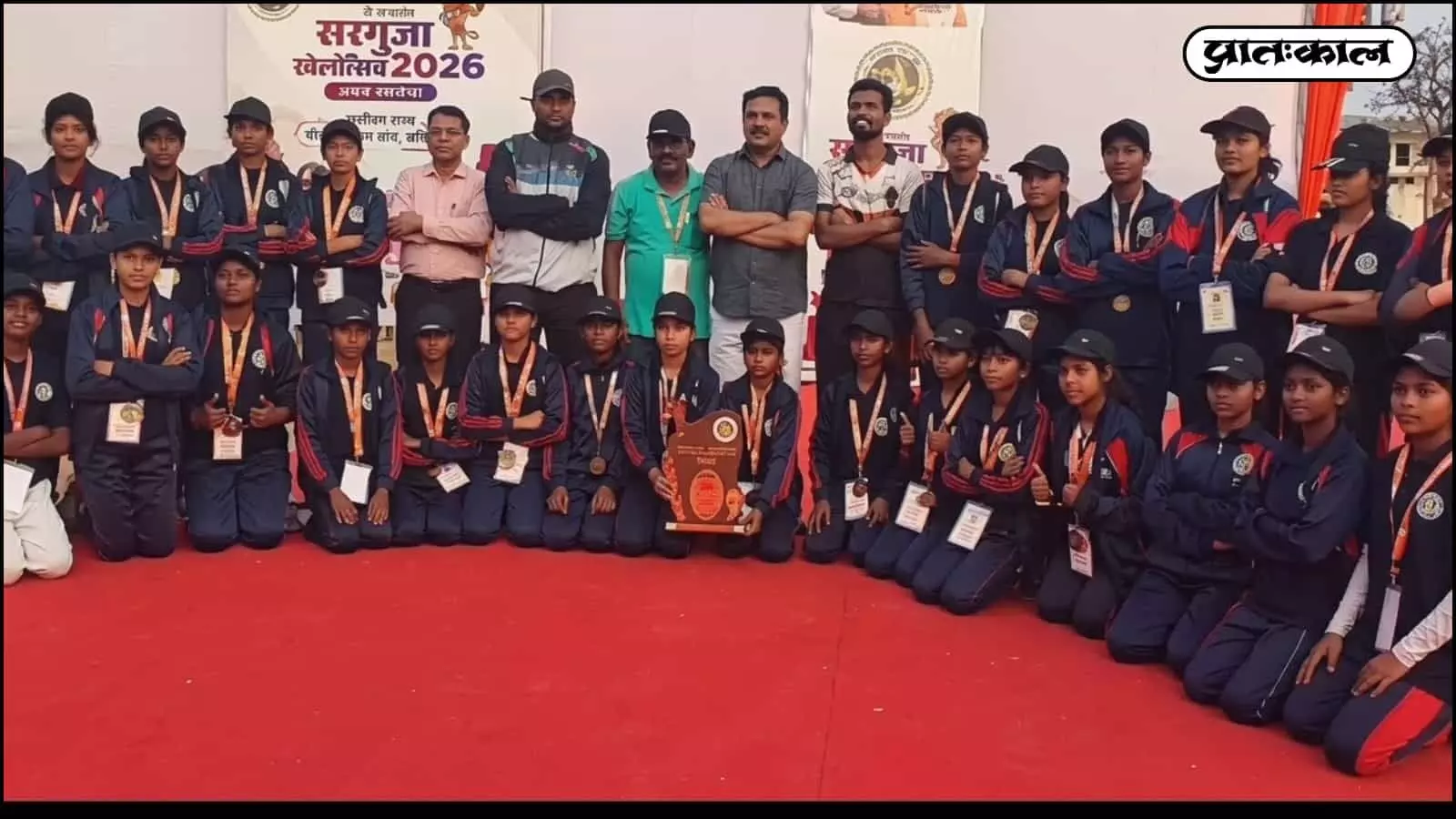 छत्तीसगढ़ के मानपुर गांव की बेटियों ने सरगुजा ओलंपिक फुटबॉल में गोल्ड जीतकर रचा इतिहास। संसाधनों की कमी के बावजूद रेशमी और टीम ने बढ़ाया प्रदेश का मान। छत्तीसगढ़ के मानपुर गांव की बेटियों ने सरगुजा ओलंपिक फुटबॉल में गोल्ड जीतकर रचा इतिहास। संसाधनों की कमी के बावजूद रेशमी और टीम ने बढ़ाया प्रदेश का मान।