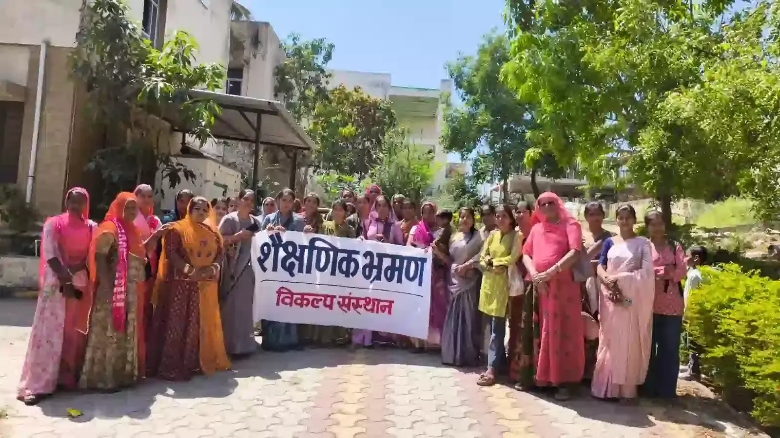 महिला सशक्तिकरण कार्यक्रम के दौरान फतहनगर में एक्सपोजर विजिट करती महिलाएं और विकल्प संस्थान की प्रतिनिधि। महिला सशक्तिकरण कार्यक्रम के दौरान फतहनगर में एक्सपोजर विजिट करती महिलाएं और विकल्प संस्थान की प्रतिनिधि।