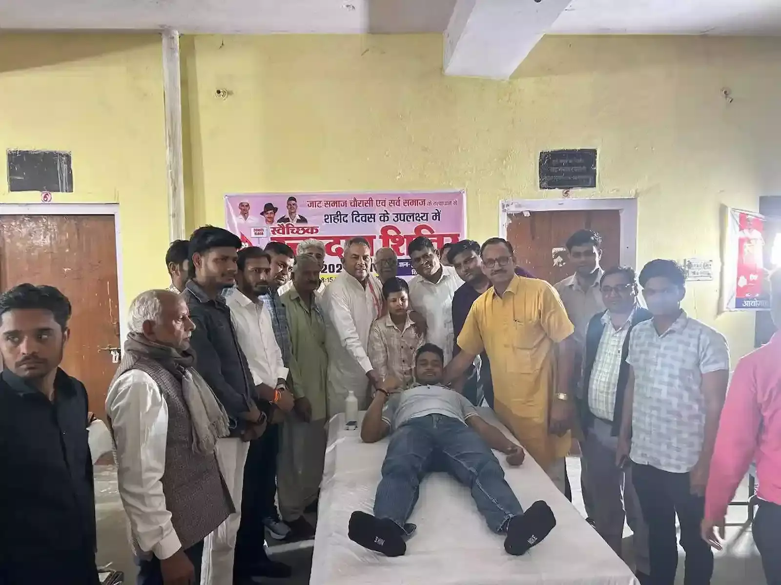 हिंडौन सिटी में शहीद भगत सिंह जयंती पर आयोजित शिविर में जाट समाज के युवाओं द्वारा किया जा रहा स्वैच्छिक रक्तदान। हिंडौन सिटी में शहीद भगत सिंह जयंती पर आयोजित शिविर में जाट समाज के युवाओं द्वारा किया जा रहा स्वैच्छिक रक्तदान।
