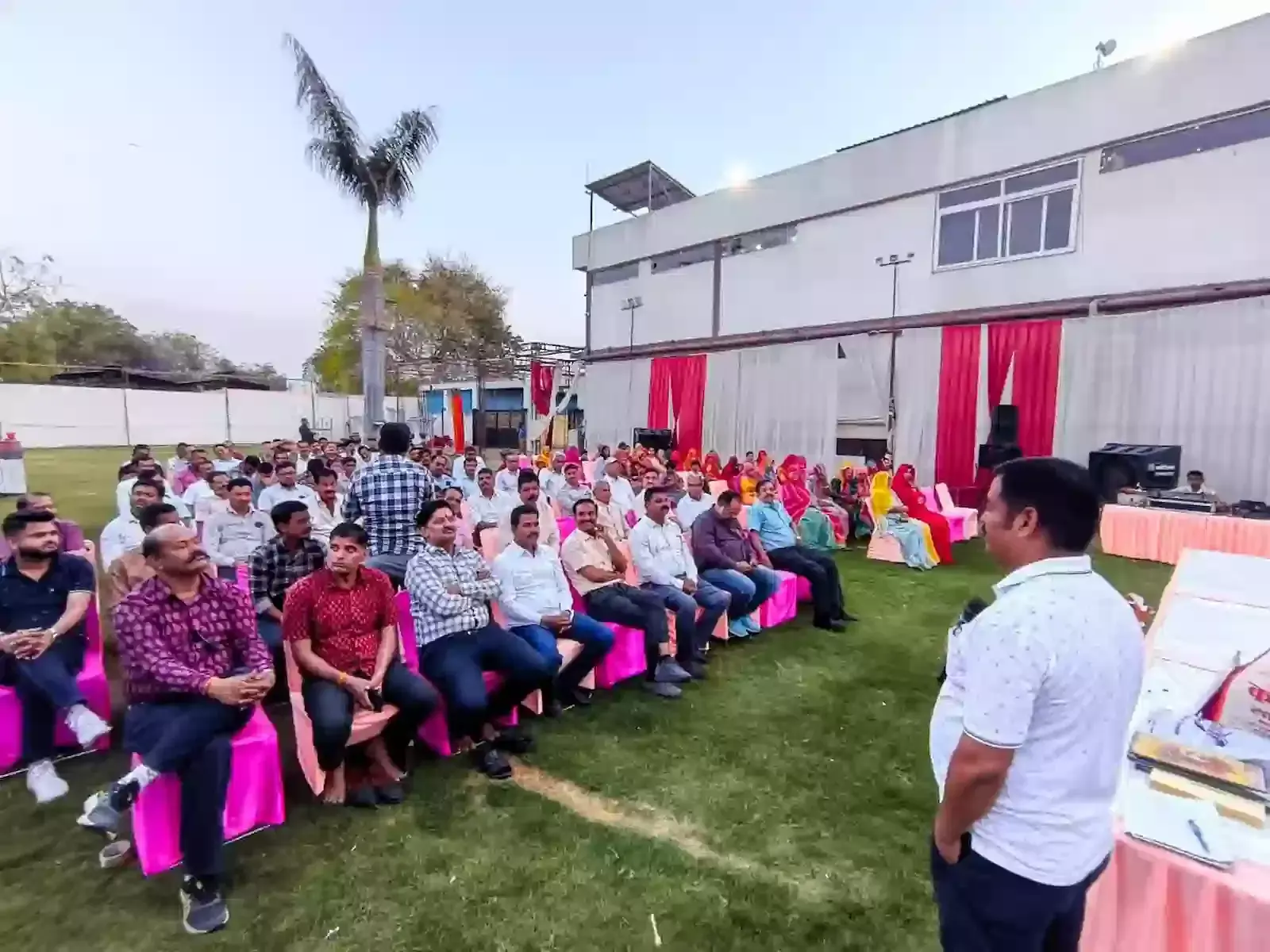 कोटा के कंसुआ में राजपूत समाज के होली मिलन कार्यक्रम के दौरान महिलाओं को पेंशन और राशन किट वितरित करते हुए लोग। कोटा के कंसुआ में राजपूत समाज के होली मिलन कार्यक्रम के दौरान महिलाओं को पेंशन और राशन किट वितरित करते हुए लोग।