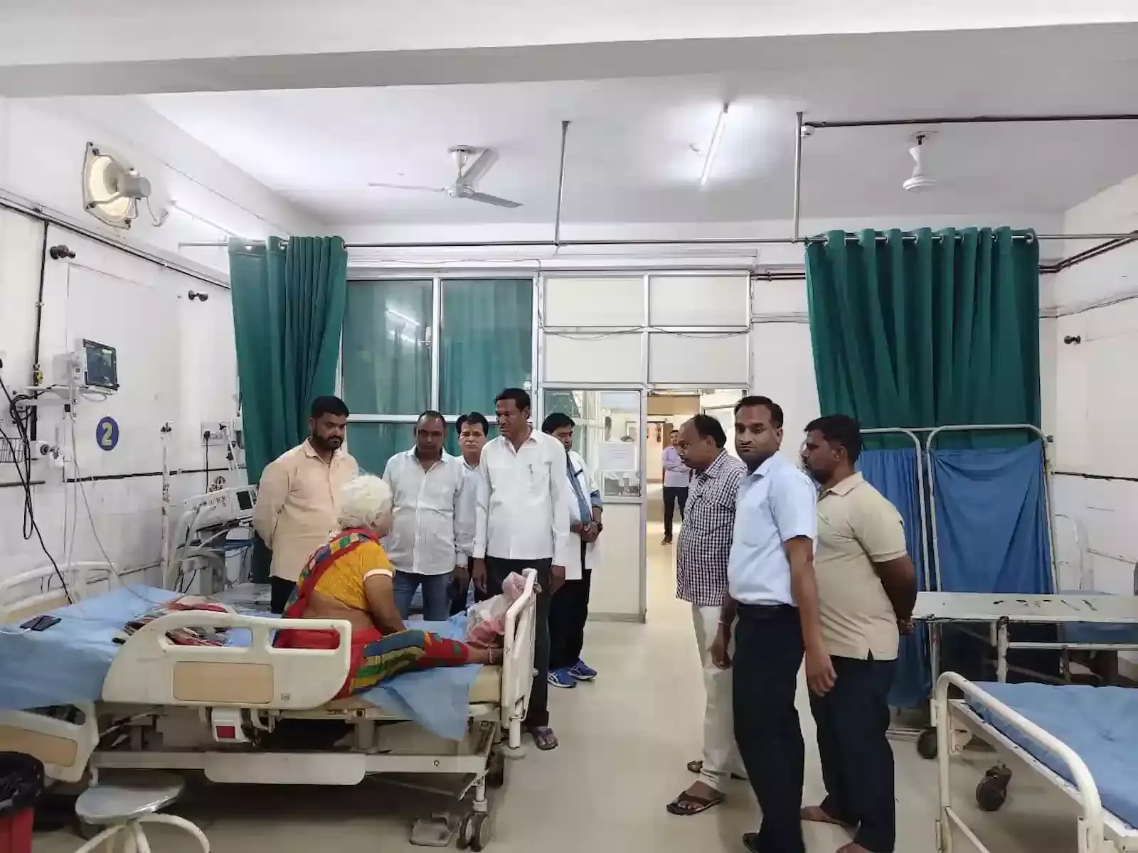 विधायक राधेश्याम बेरवा बारां के शहीद राजमल राजकीय चिकित्सालय में औचक निरीक्षण के दौरान चिकित्सा अधिकारियों से जानकारी लेते हुए। विधायक राधेश्याम बेरवा बारां के शहीद राजमल राजकीय चिकित्सालय में औचक निरीक्षण के दौरान चिकित्सा अधिकारियों से जानकारी लेते हुए।