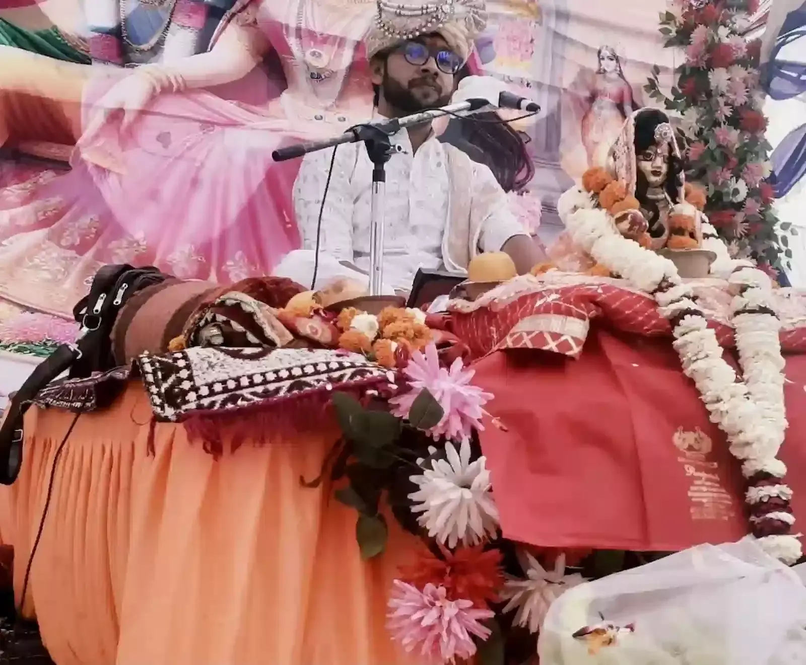 बारां के अंता में कलश यात्रा के दौरान सिर पर कलश धारण कर पैदल चलती बालिकाएं और महिलाएं। बारां के अंता में कलश यात्रा के दौरान सिर पर कलश धारण कर पैदल चलती बालिकाएं और महिलाएं।