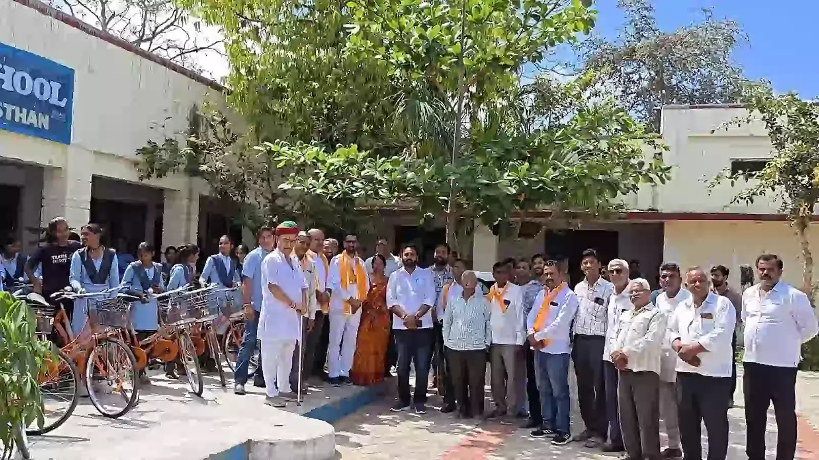 भूपालसागर के महात्मा गांधी स्कूल में विधायक अर्जुन लाल जीनगर छात्राओं को साइकिल प्रदान करते हुए। भूपालसागर के महात्मा गांधी स्कूल में विधायक अर्जुन लाल जीनगर छात्राओं को साइकिल प्रदान करते हुए।