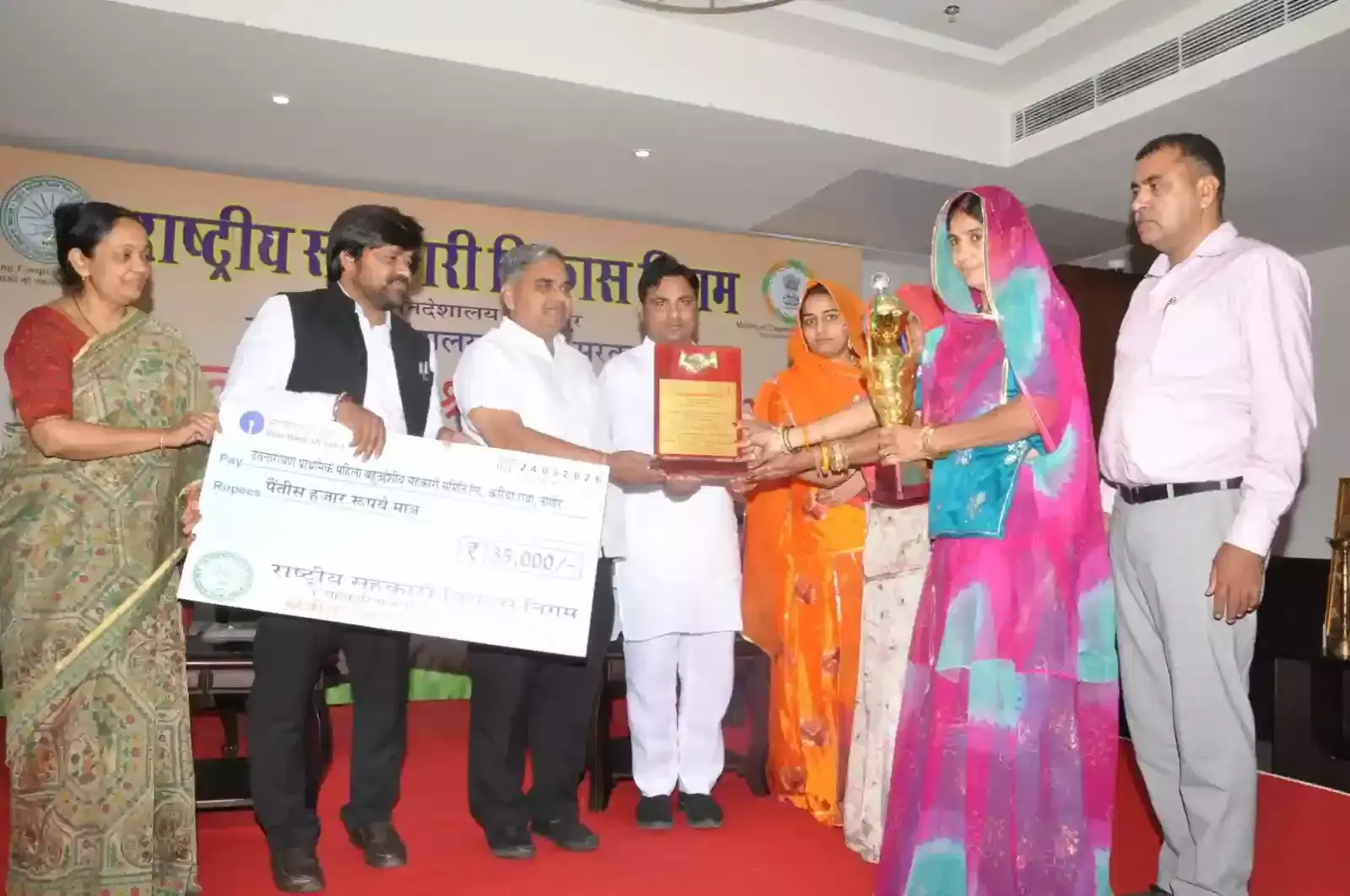 जयपुर के कॉंस्टिट्यूशन क्लब में आयोजित कार्यक्रम के दौरान सहकारी समितियों को पुरस्कार प्रदान करते मंत्री गौतम कुमार दक। जयपुर के कॉंस्टिट्यूशन क्लब में आयोजित कार्यक्रम के दौरान सहकारी समितियों को पुरस्कार प्रदान करते मंत्री गौतम कुमार दक।