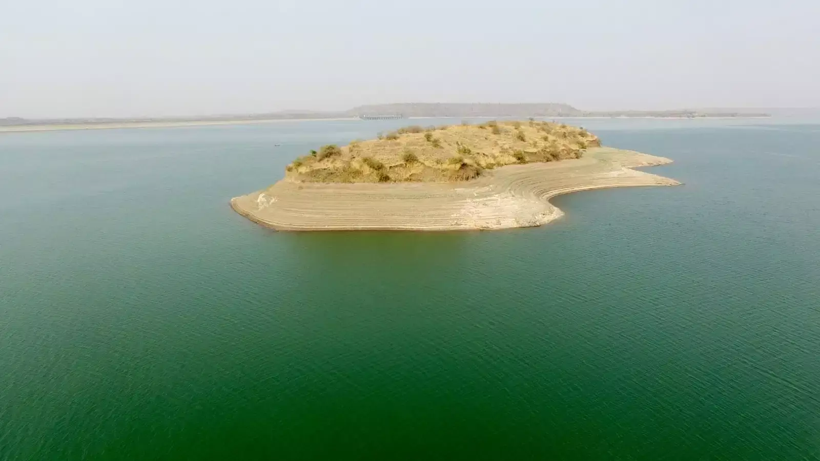 माही बांध के टापू और जल भराव क्षेत्र का हवाई दृश्य बांसवाड़ा में पर्यटन विकास योजना के संदर्भ में। माही बांध के टापू और जल भराव क्षेत्र का हवाई दृश्य बांसवाड़ा में पर्यटन विकास योजना के संदर्भ में।
