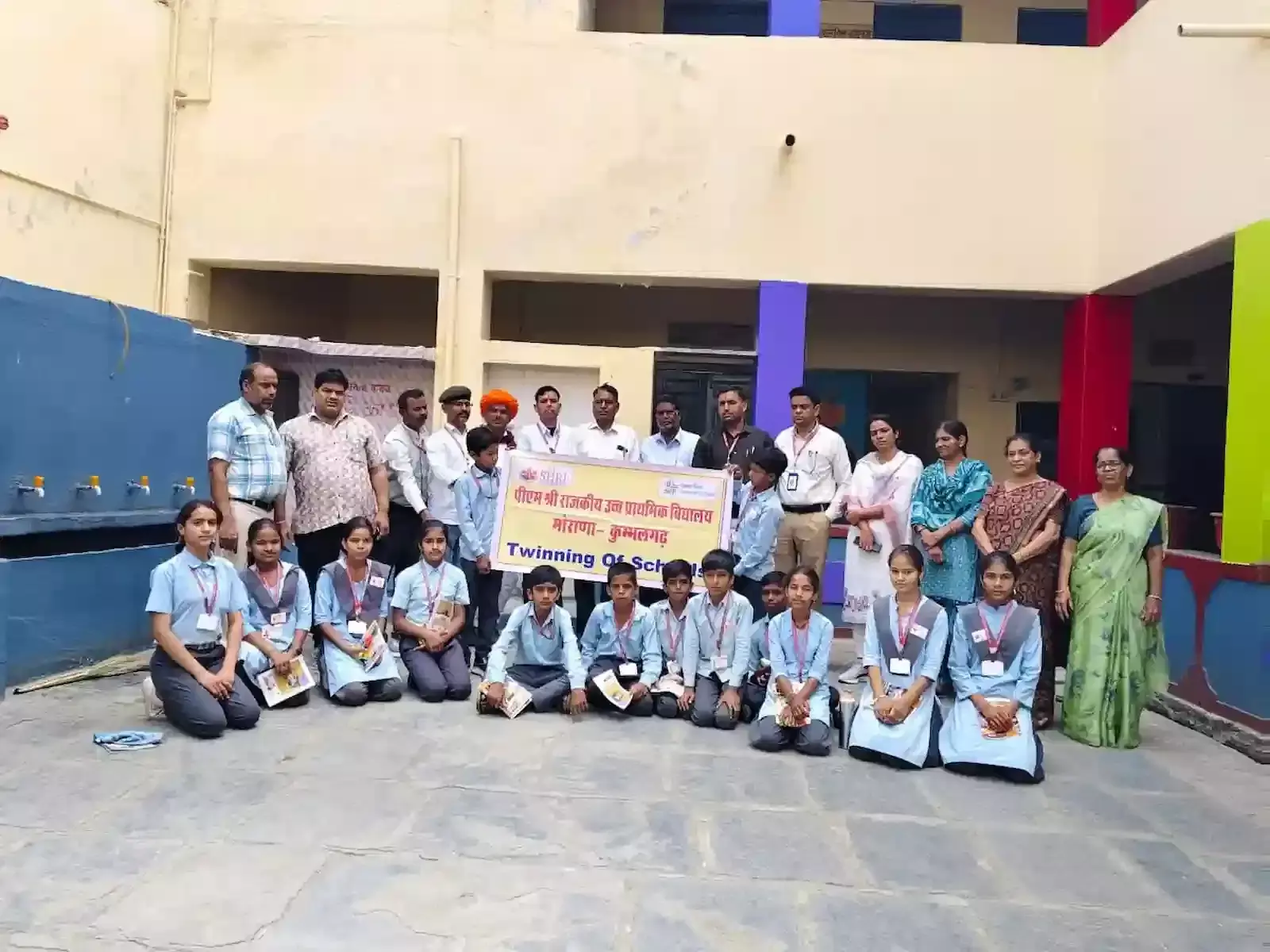 पीएम श्री राजकीय उच्च माध्यमिक विद्यालय आमेट के भवन का अवलोकन करते मोराणा स्कूल के शिक्षक और विद्यार्थी।