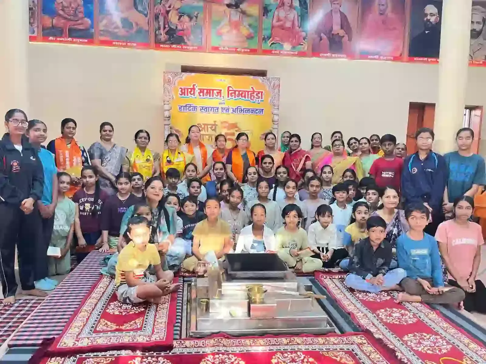 निम्बाहेड़ा के आर्य समाज भवन में आयोजित सनातन संस्कृति समर कैंप के उद्घाटन समारोह में मंचासीन अतिथि और उपस्थित महिलाएं। निम्बाहेड़ा के आर्य समाज भवन में आयोजित सनातन संस्कृति समर कैंप के उद्घाटन समारोह में मंचासीन अतिथि और उपस्थित महिलाएं।