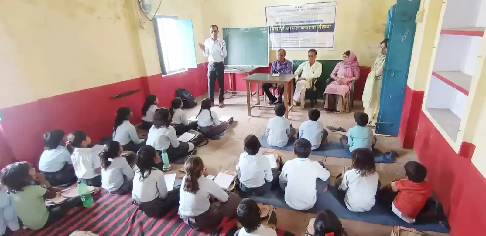 डीग के पीएमश्री राजकीय उच्च प्राथमिक विद्यालय में आरयूआईडीपी जागरूकता कार्यक्रम के दौरान जानकारी लेते विद्यार्थी और शिक्षक। डीग के पीएमश्री राजकीय उच्च प्राथमिक विद्यालय में आरयूआईडीपी जागरूकता कार्यक्रम के दौरान जानकारी लेते विद्यार्थी और शिक्षक।