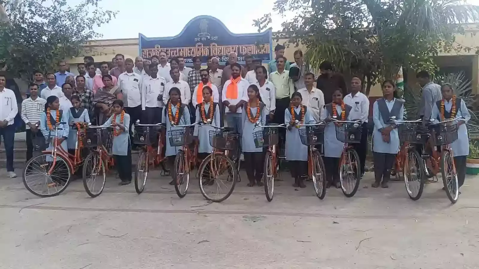 फलासिया खालसा स्कूल में विधायक अर्जुन लाल जीनगर छात्राओं को निशुल्क साइकिल वितरित करते हुए। फलासिया खालसा स्कूल में विधायक अर्जुन लाल जीनगर छात्राओं को निशुल्क साइकिल वितरित करते हुए।